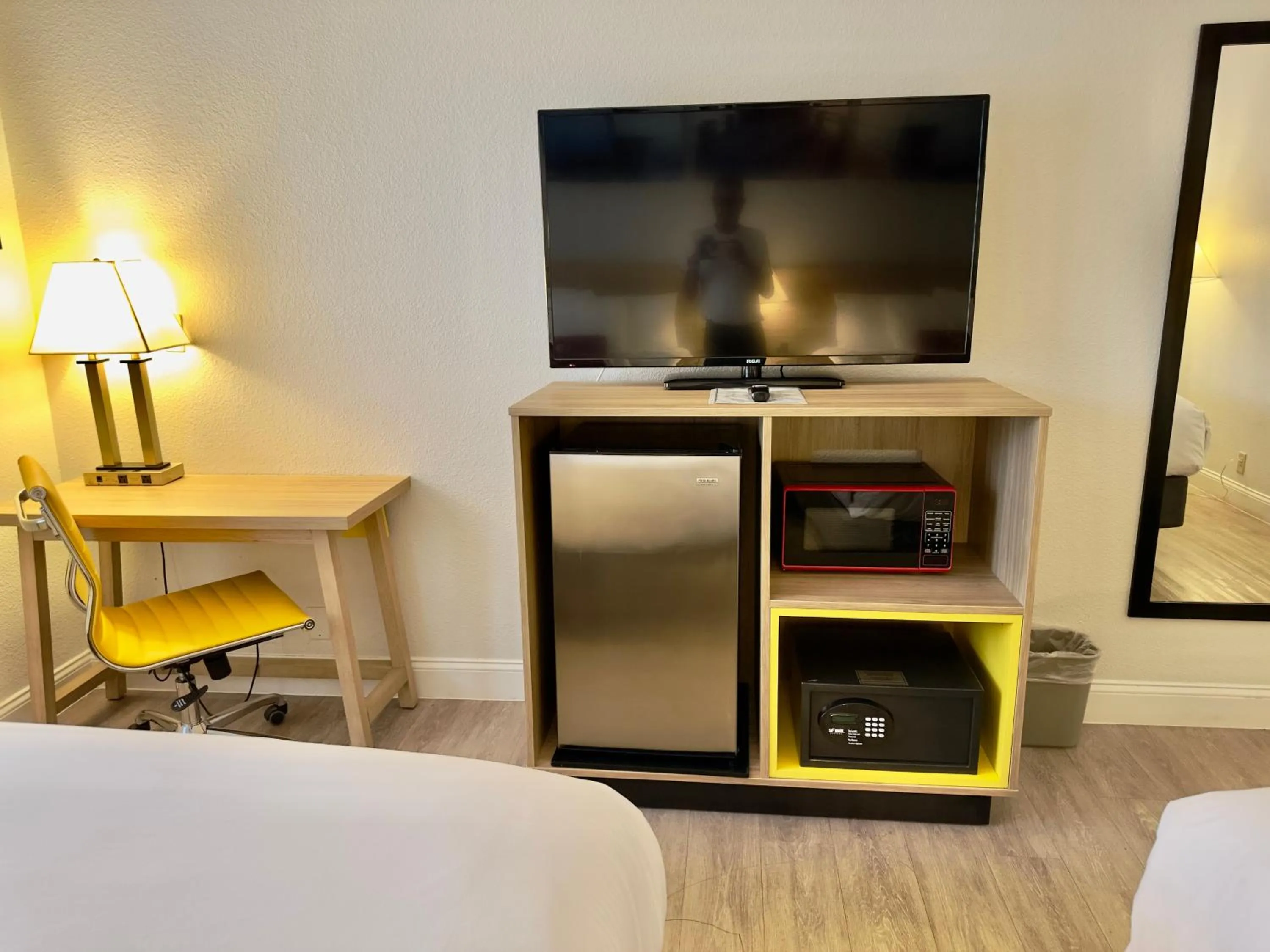 Bedroom, Bed in Days Inn & Suites by Wyndham Lakeland