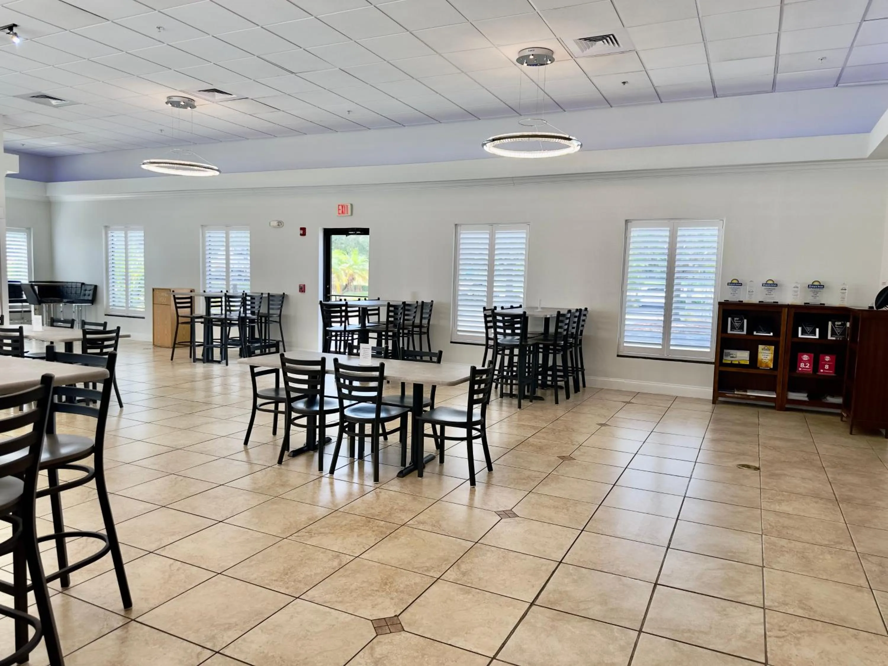 Restaurant/places to eat in Days Inn & Suites by Wyndham Lakeland