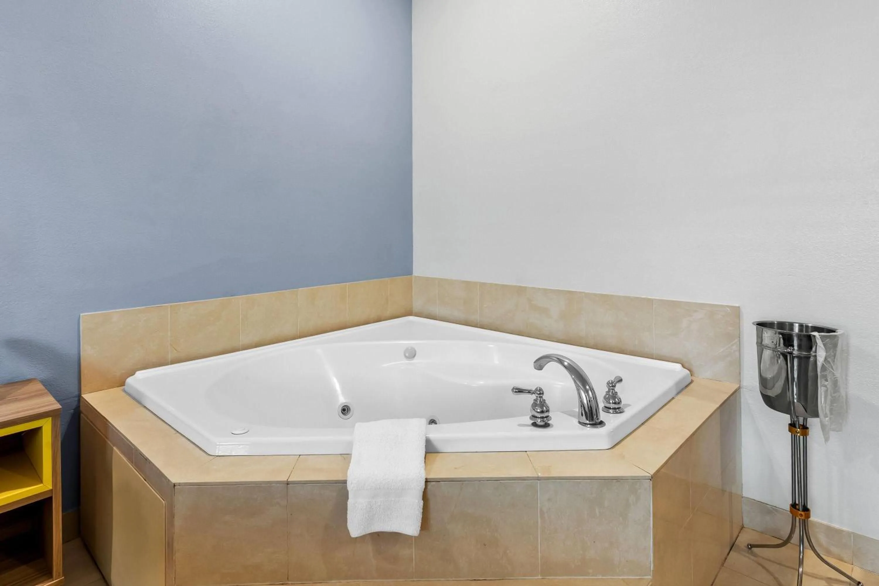 Bath in Days Inn & Suites by Wyndham Lakeland