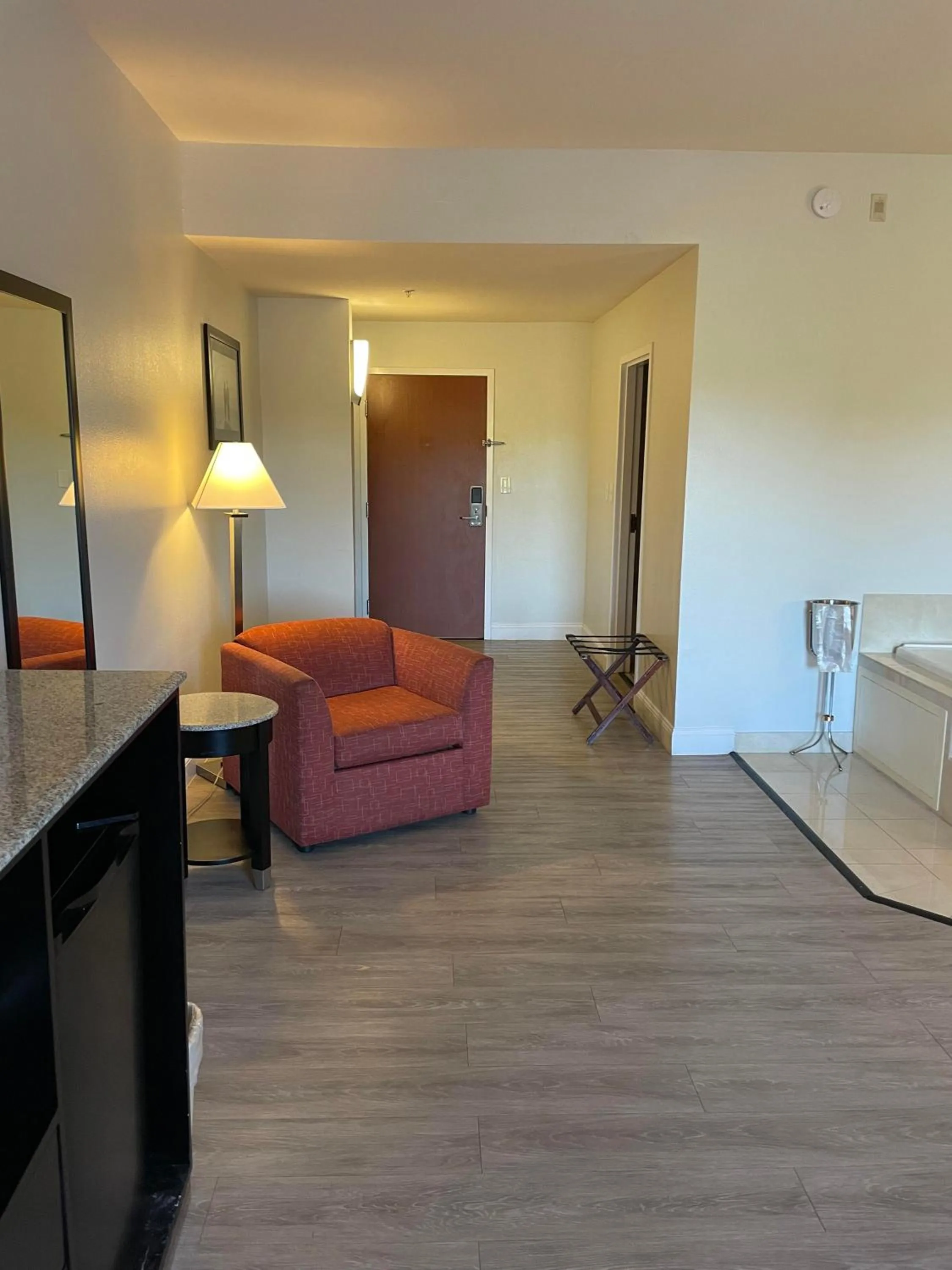 Bed in Days Inn & Suites by Wyndham Lakeland