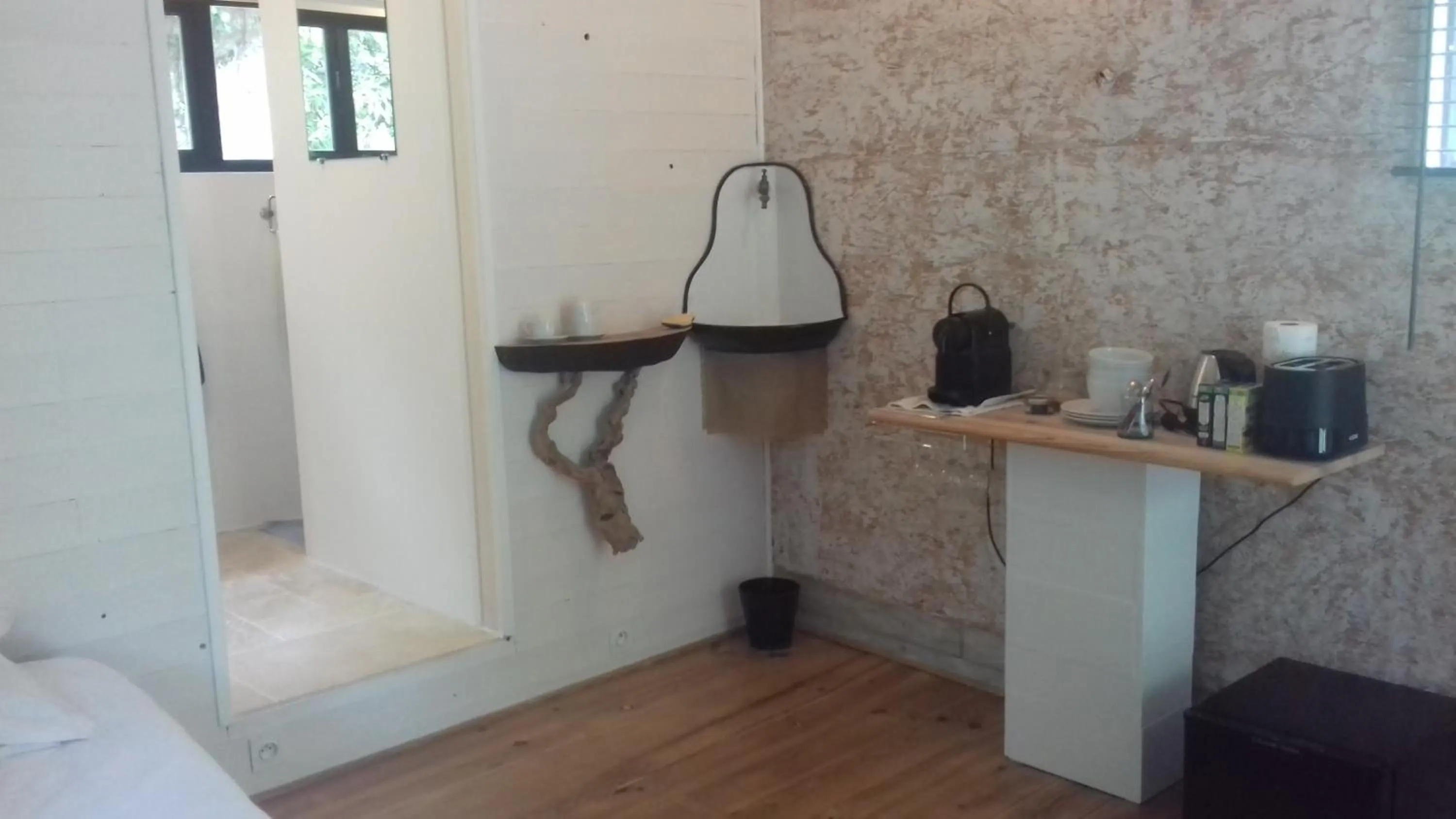 Coffee/tea facilities in Maison d'Hôtes Le Calme