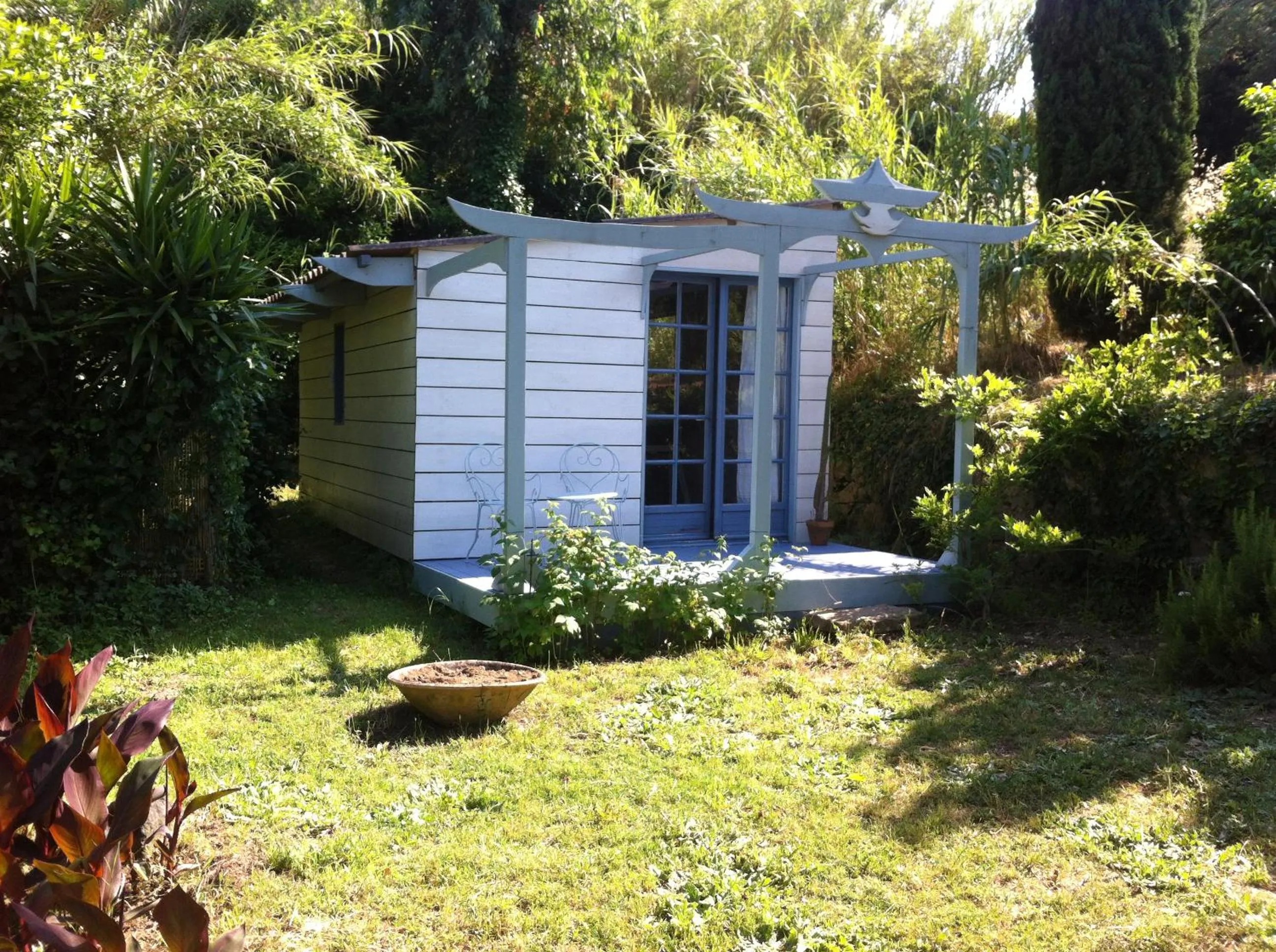 Garden view in Maison d'Hôtes Le Calme