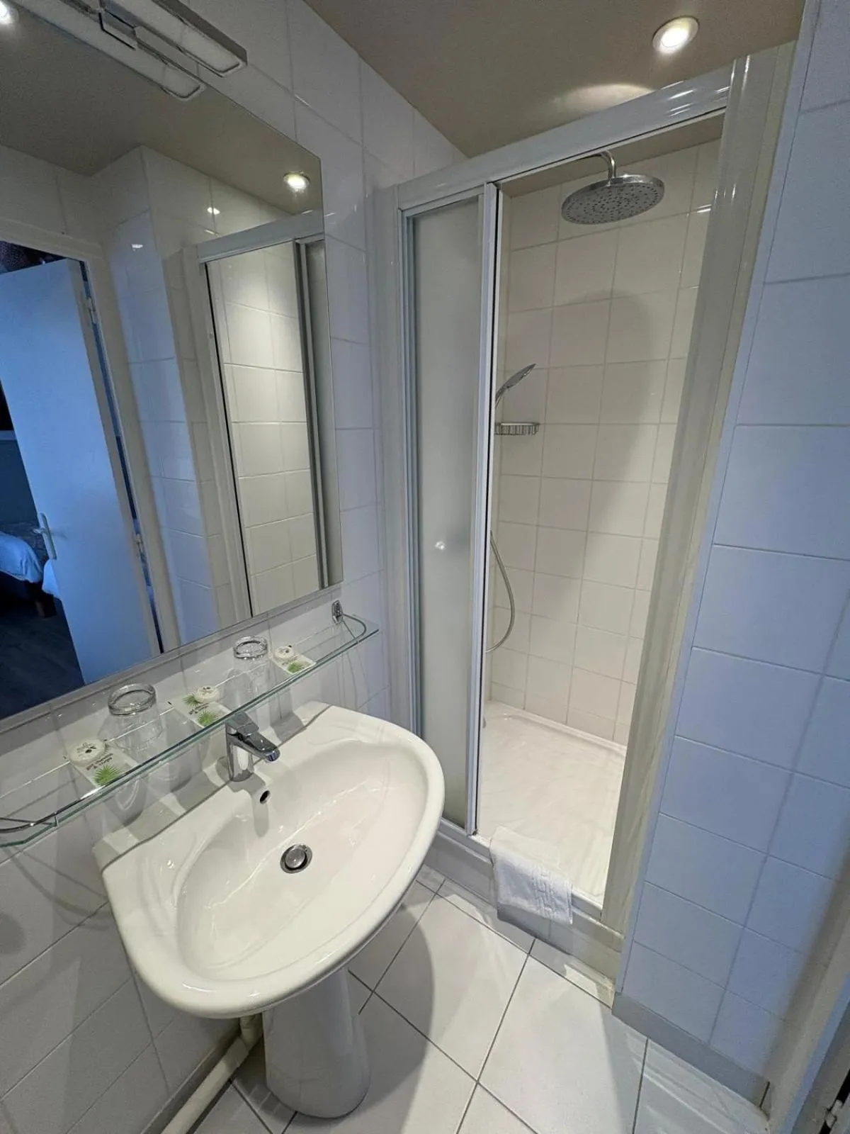 Shower in Hôtel Moderna