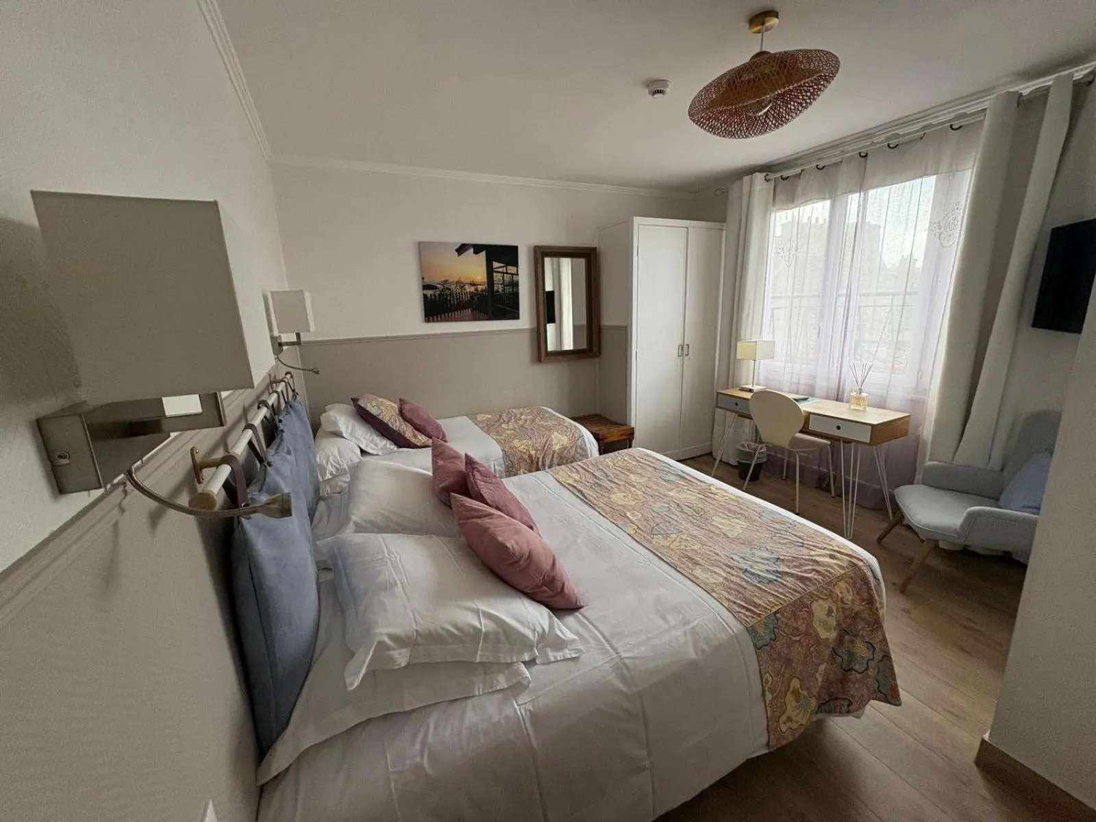 Communal lounge/ TV room, Bed in Hôtel Moderna