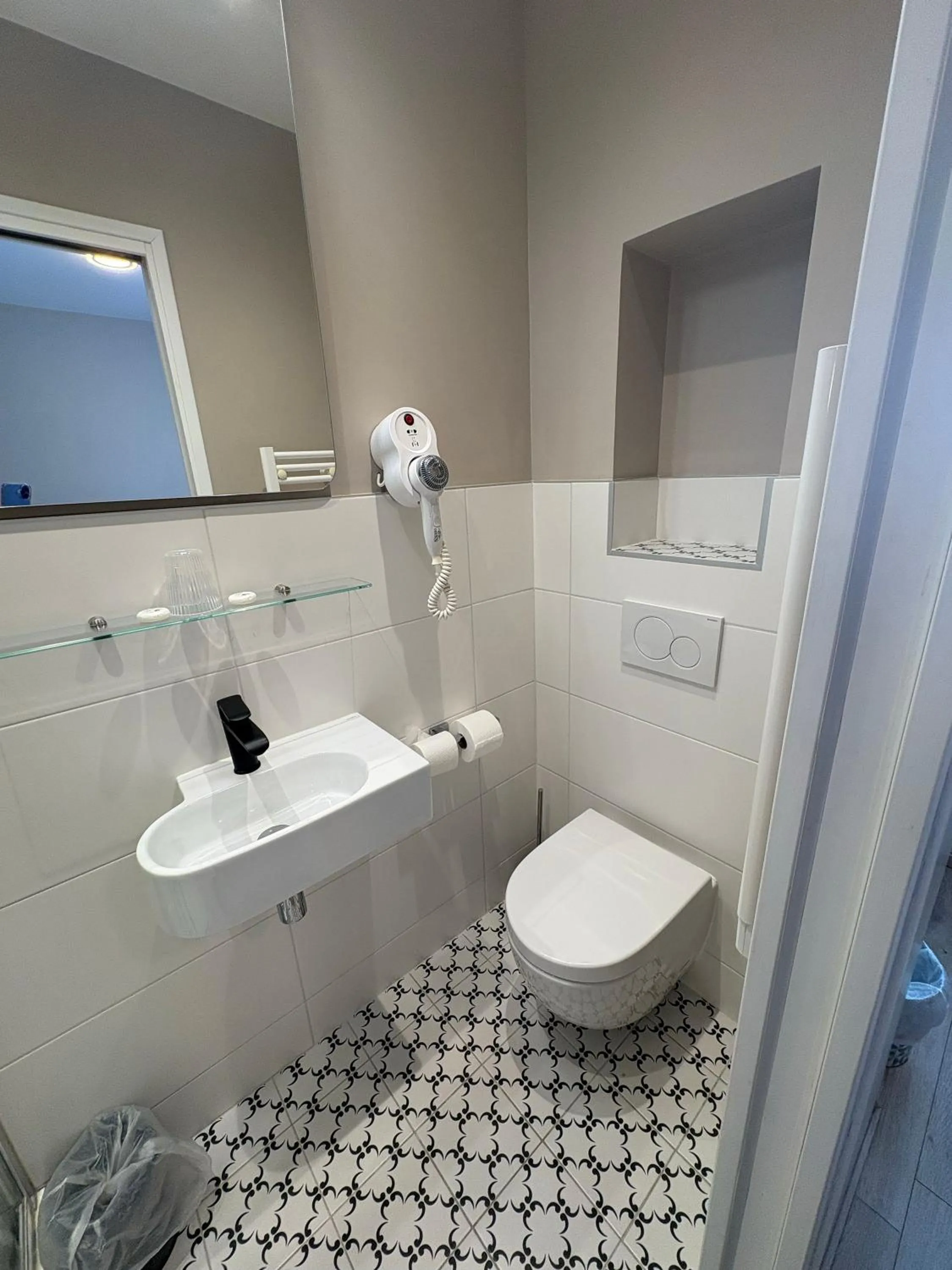 Toilet in Hôtel Moderna