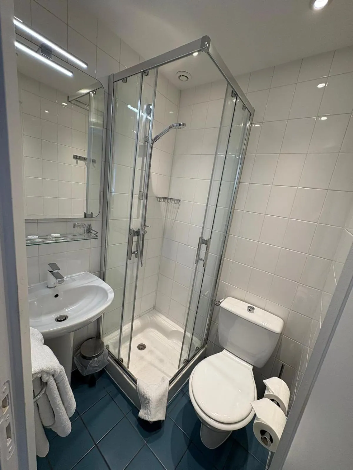 Shower in Hôtel Moderna