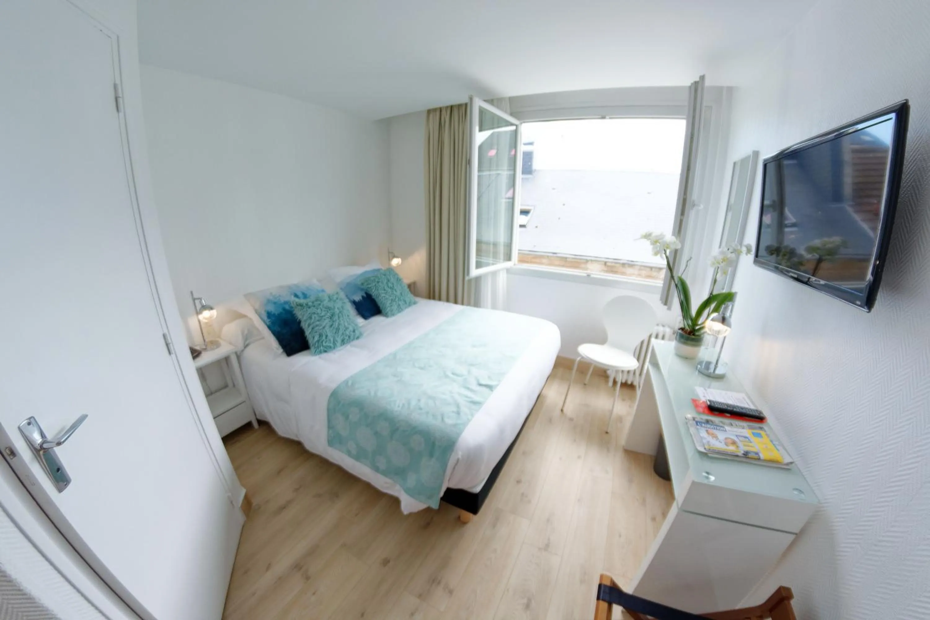 Photo of the whole room, Bed in Hôtel Moderna
