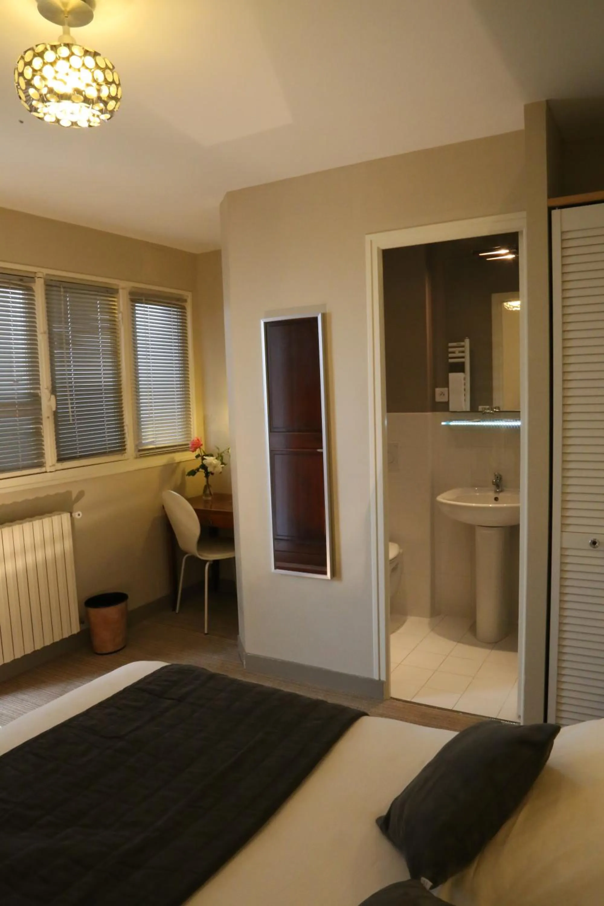 Bedroom, Bed in Hôtel Moderna