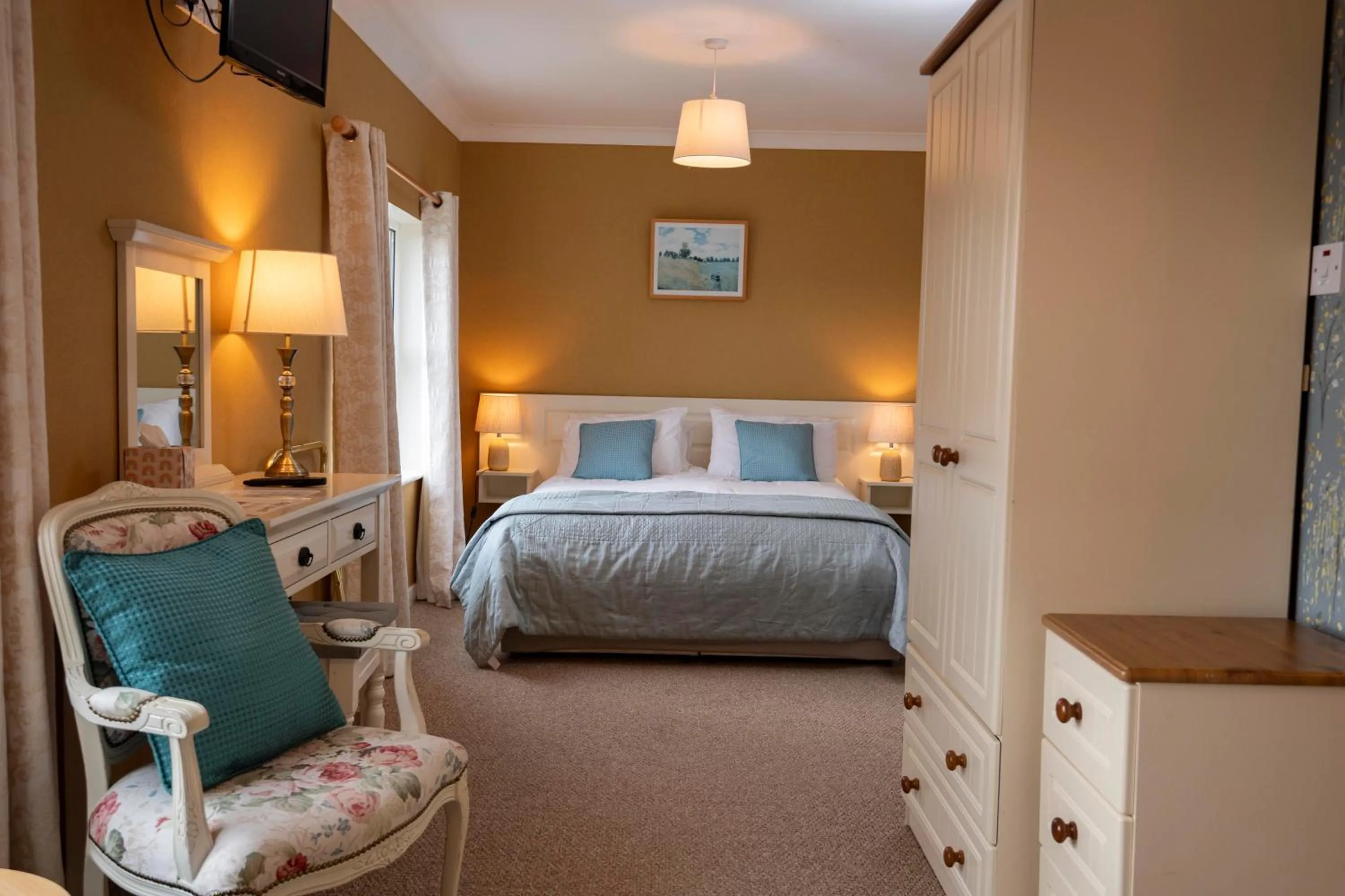 Seating area, Bed in Murphys Farmhouse B&B