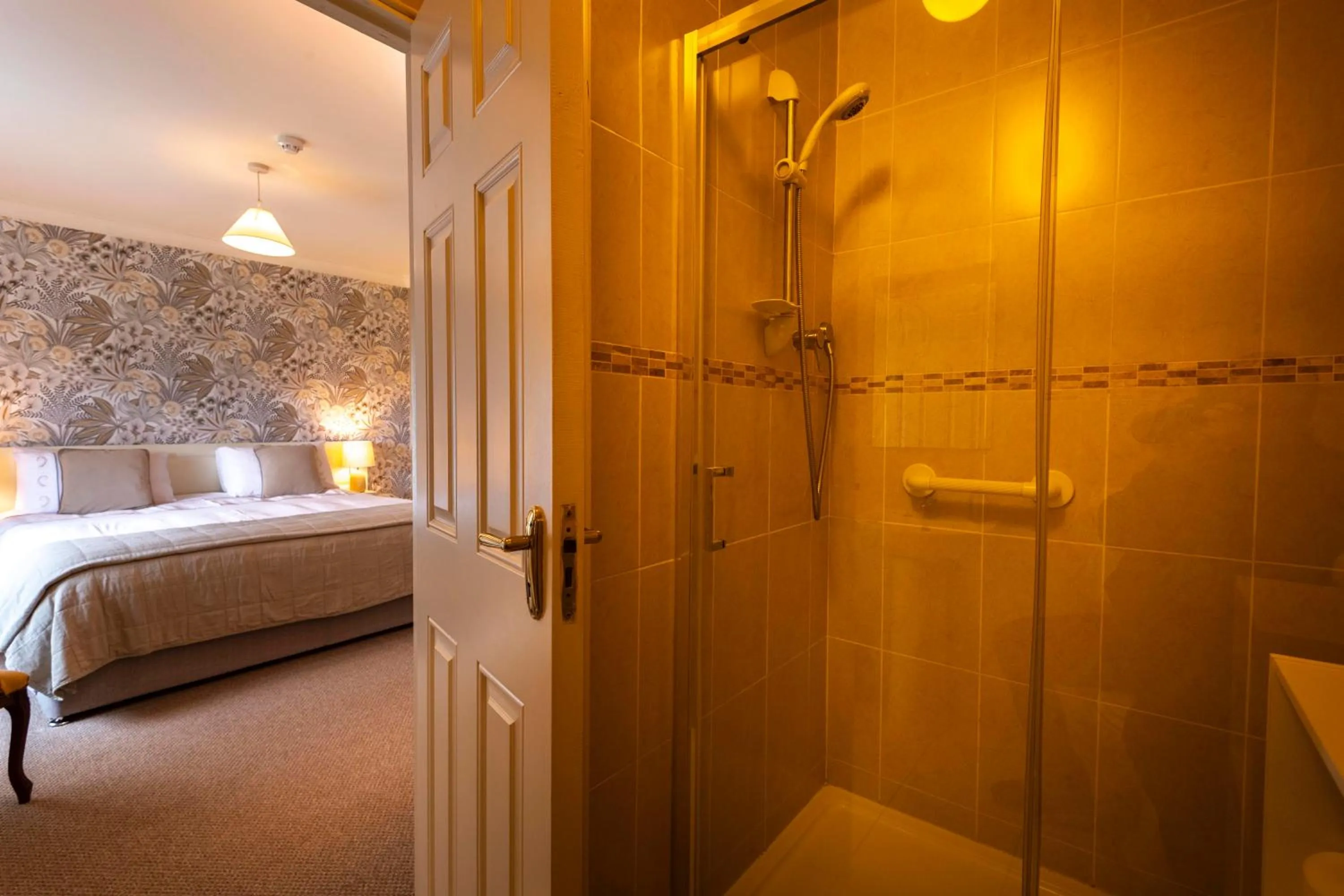 Shower, Bed in Murphys Farmhouse B&B