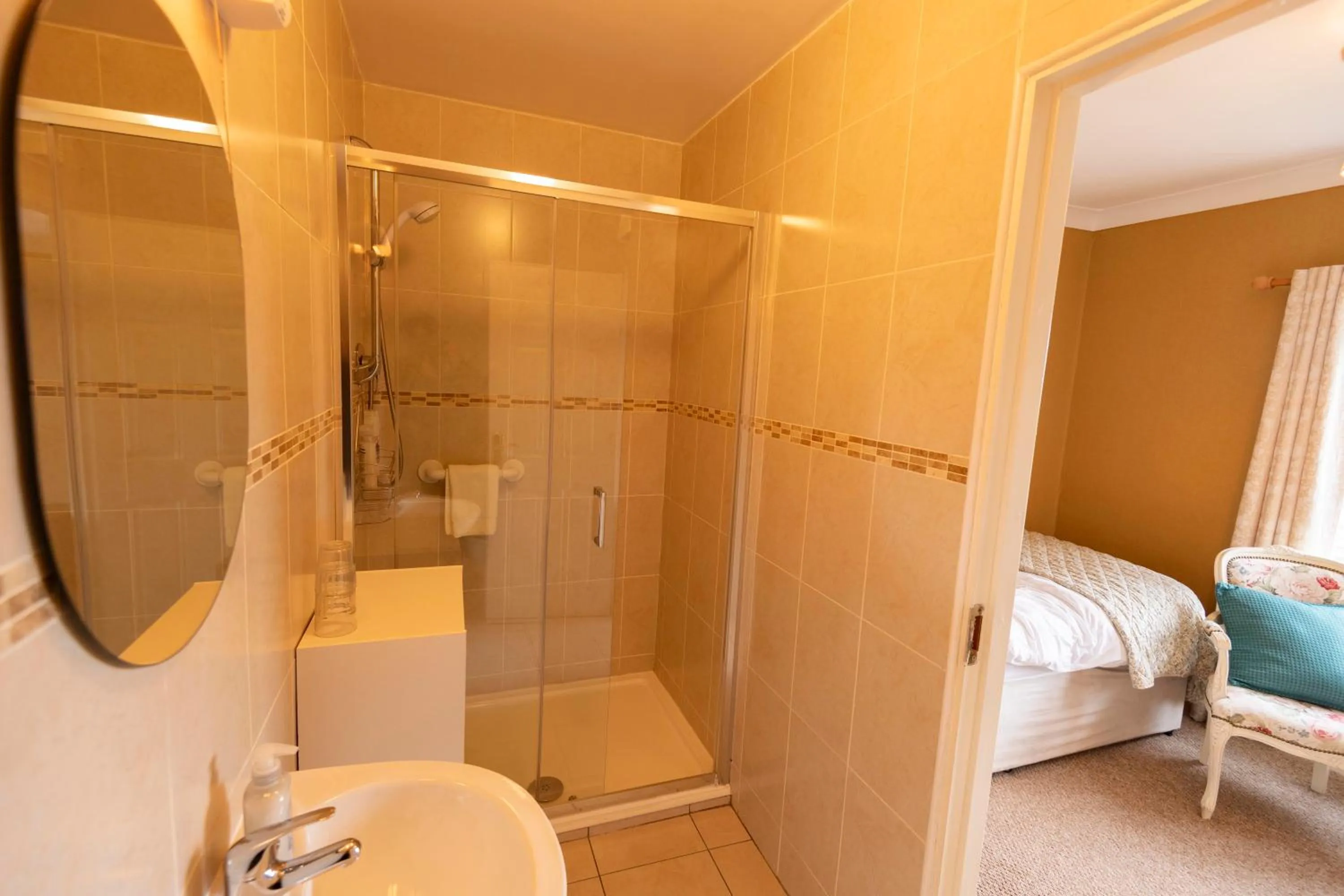 Shower, Bed in Murphys Farmhouse B&B