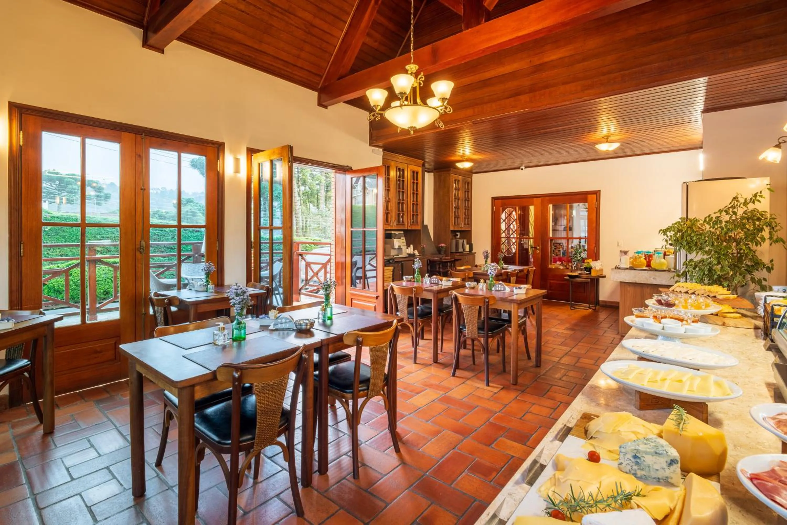 Dining area in Pousada Campos de Provence Campos do Jordão