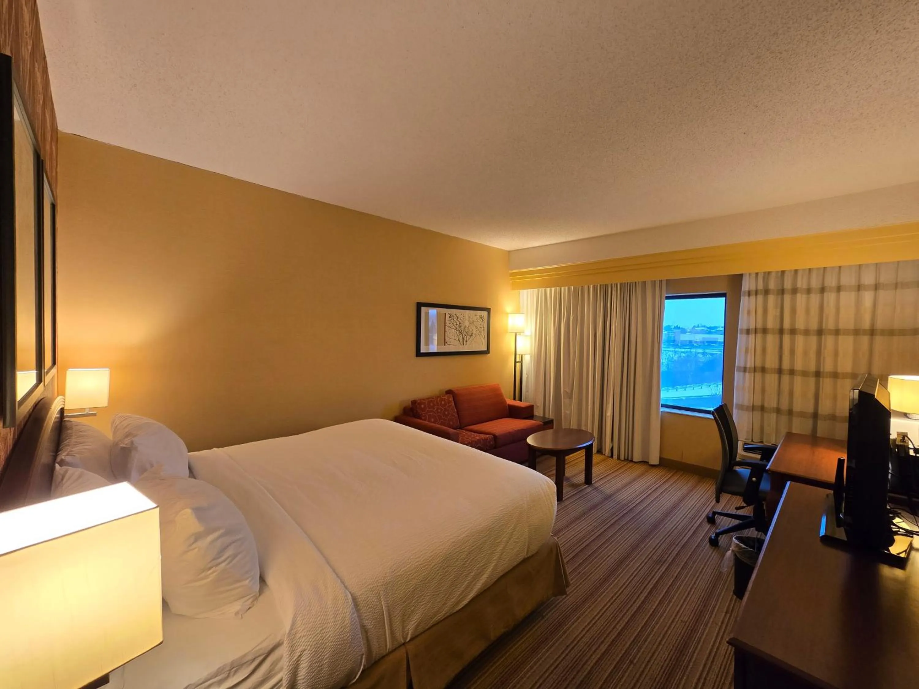 Bed in Country Inn & Suites by Radisson, Convention Center