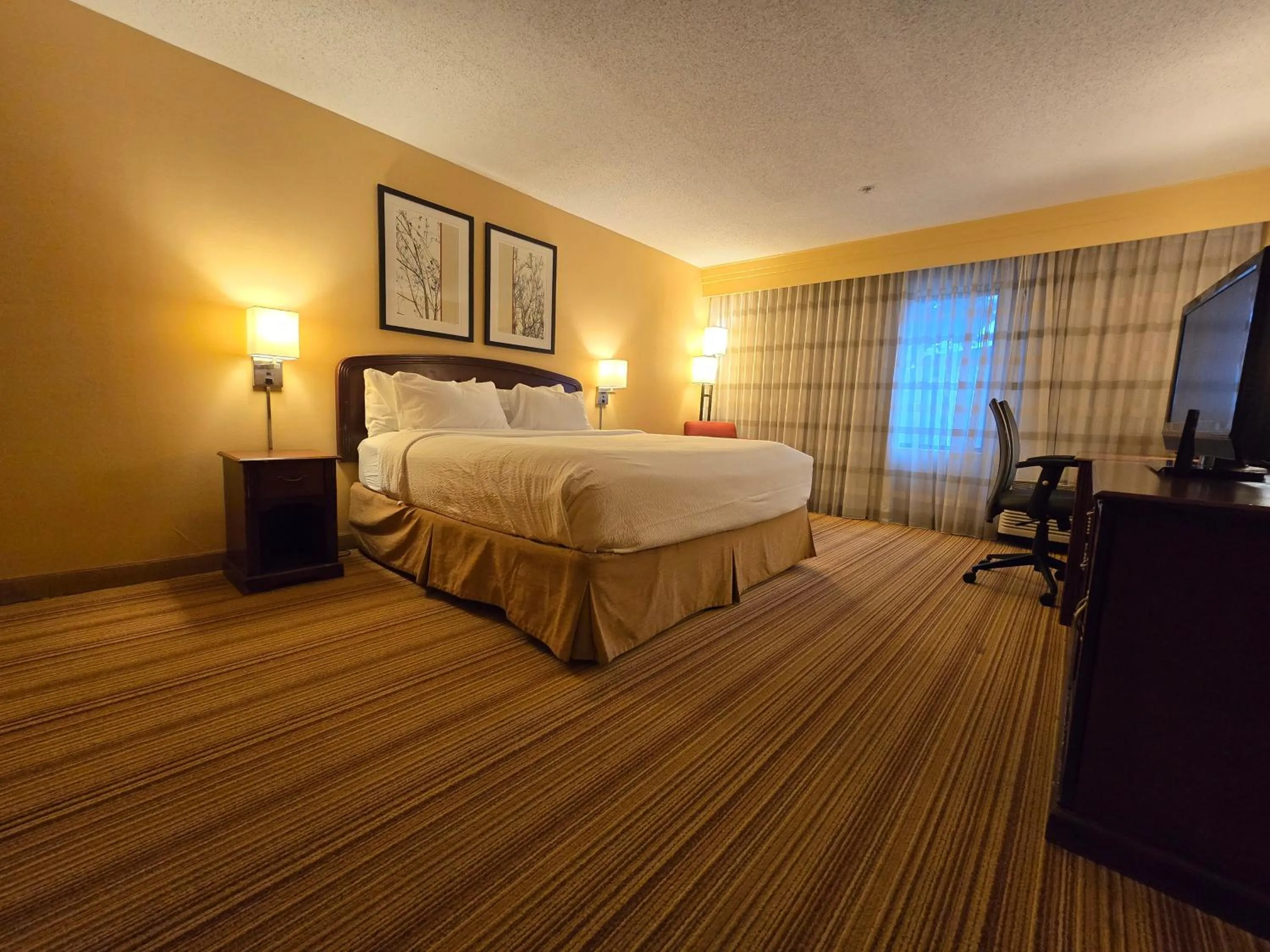 Bed in Country Inn & Suites by Radisson, Convention Center