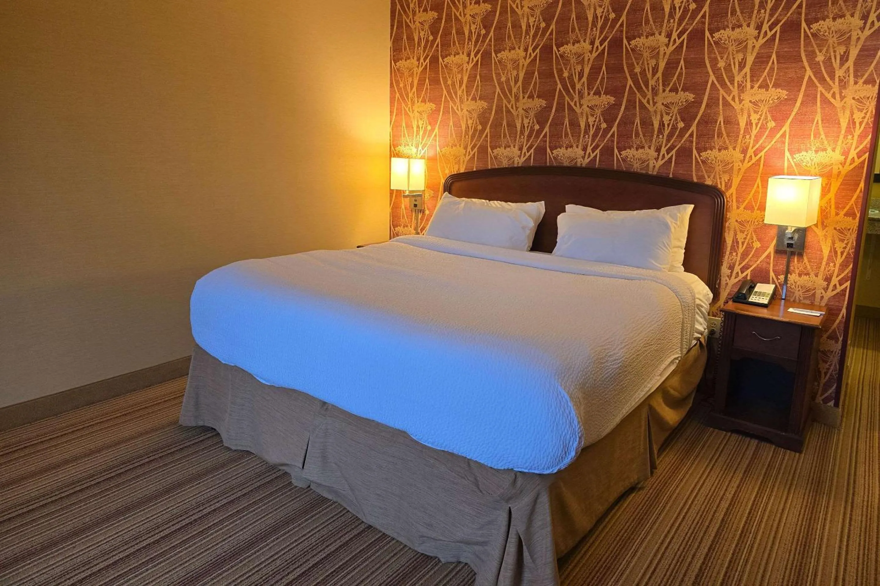 Bedroom, Bed in Courtyard Altoona