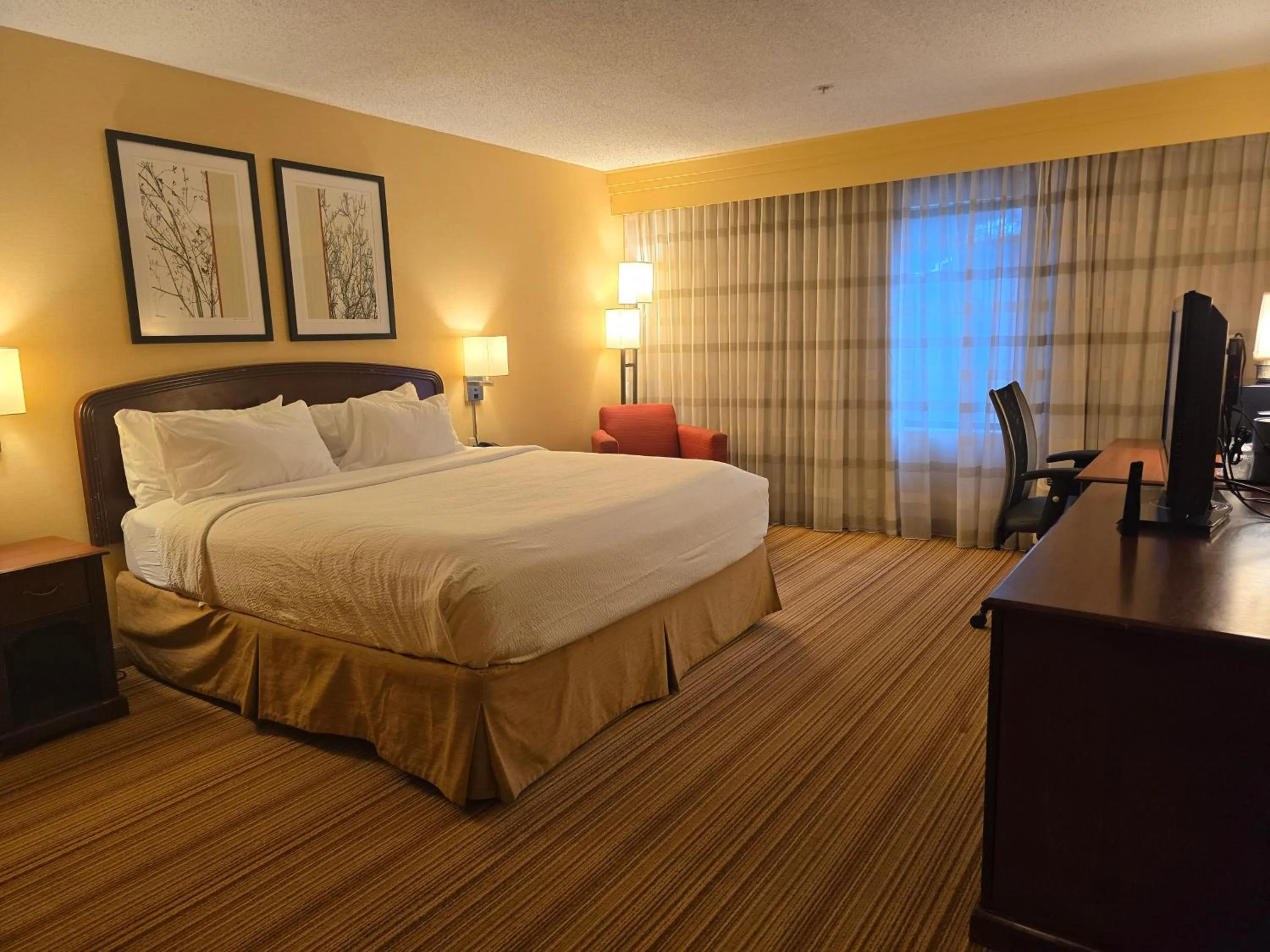 Bedroom, Bed in Country Inn & Suites by Radisson, Convention Center