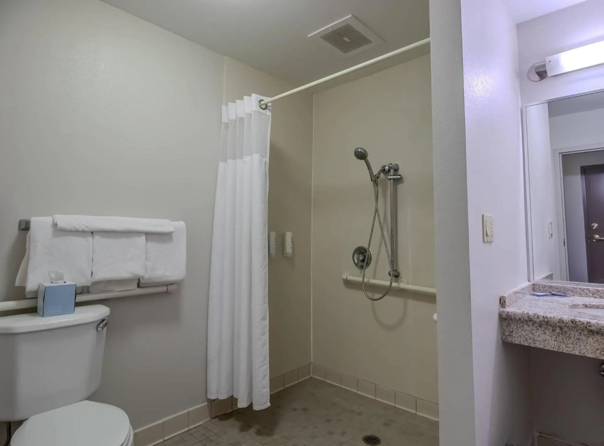 Bedroom in Country Inn & Suites by Radisson, Convention Center