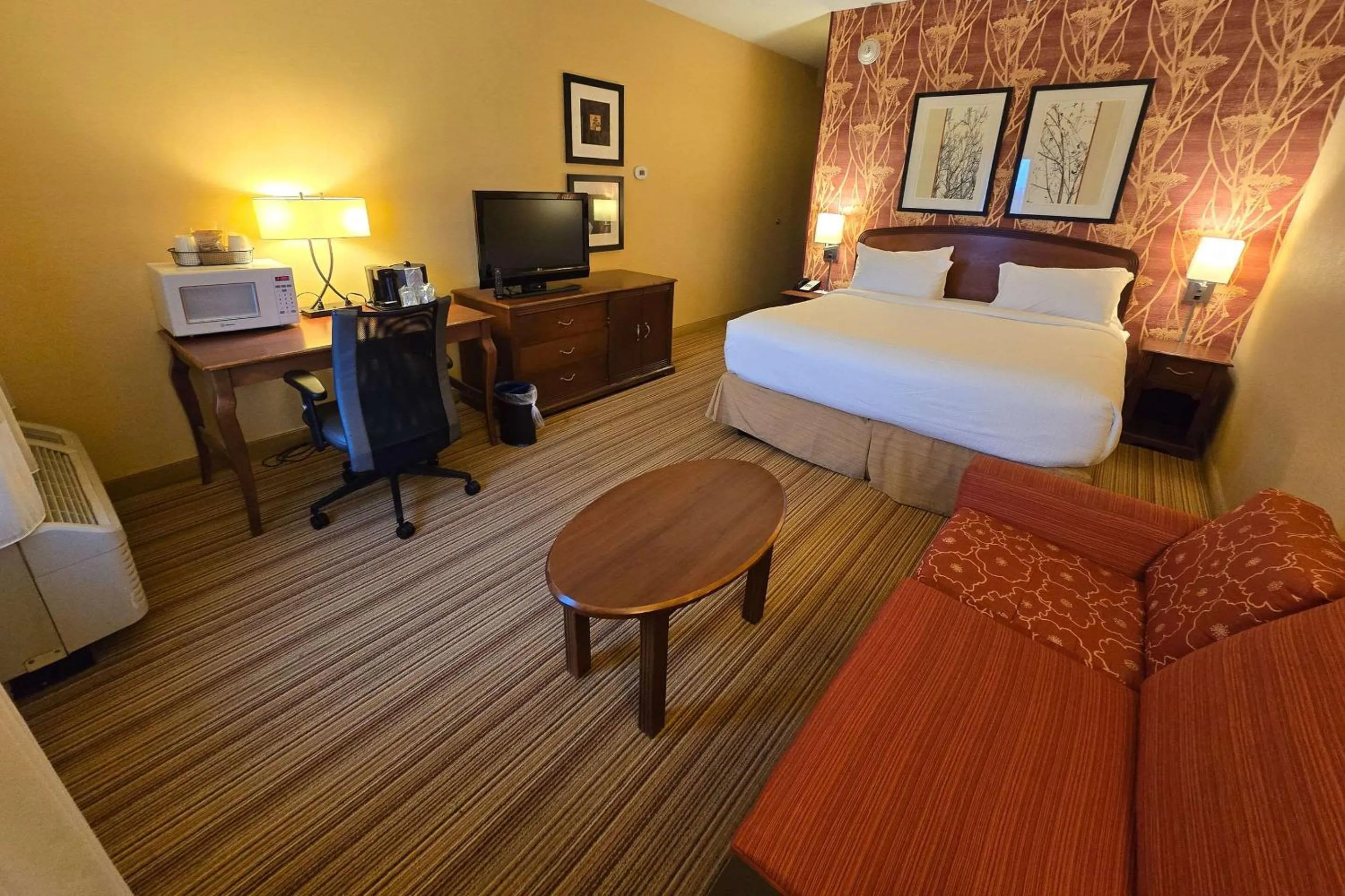 Bedroom, Bed in Courtyard Altoona