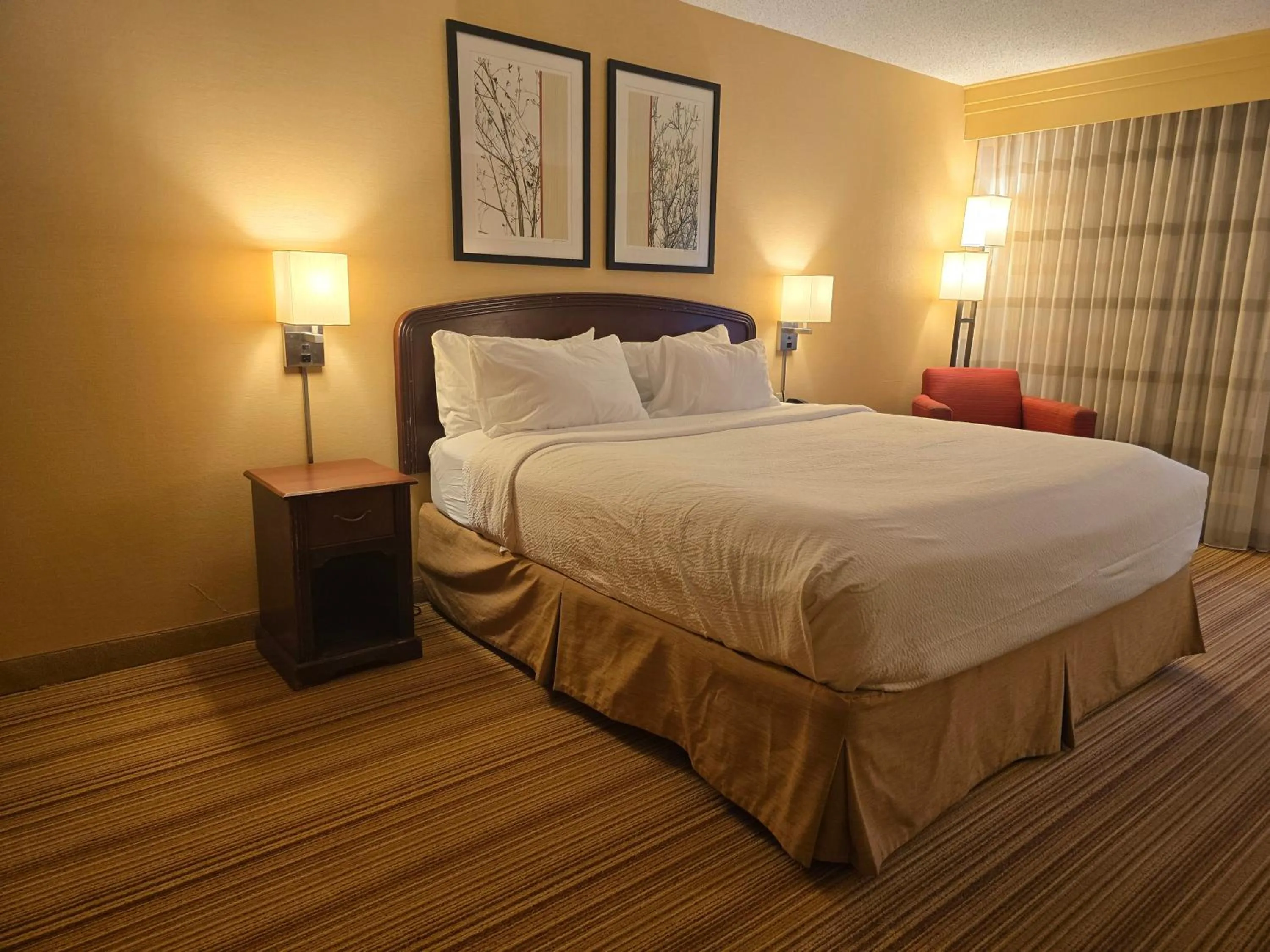 Bed in Country Inn & Suites by Radisson, Convention Center