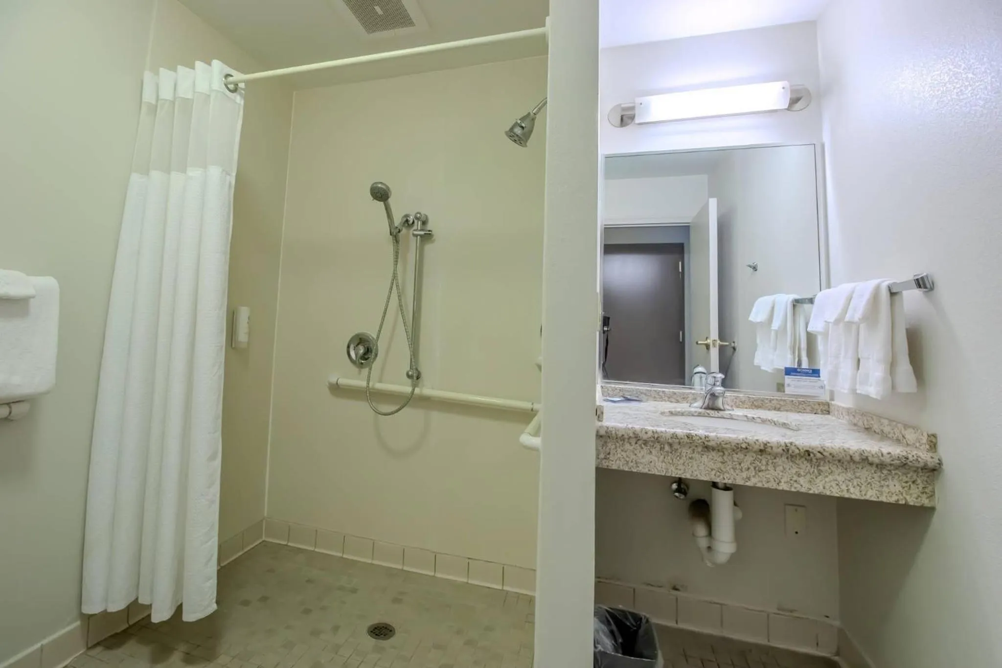 Bedroom in Country Inn & Suites by Radisson, Convention Center