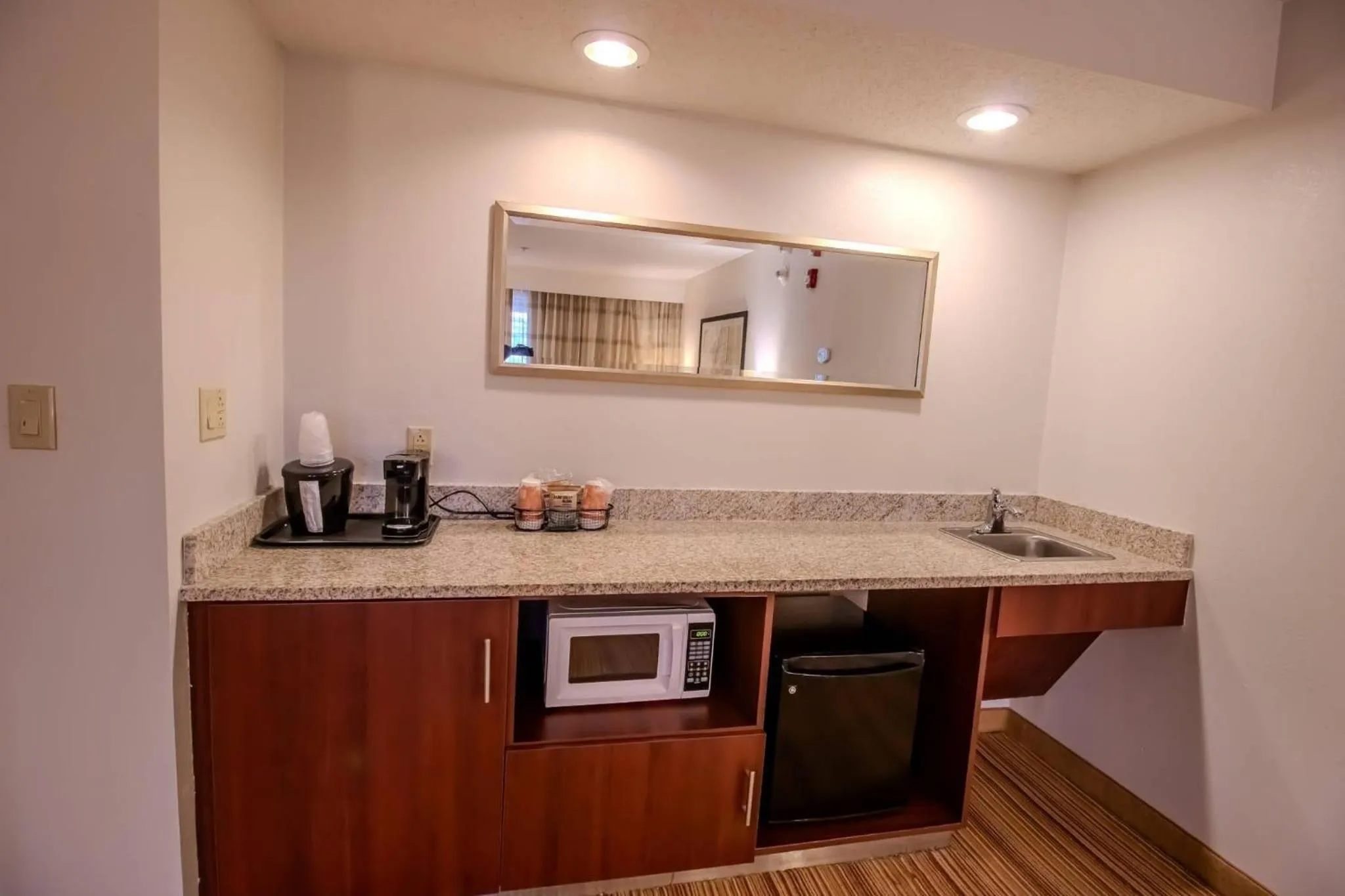 Bedroom in Country Inn & Suites by Radisson, Convention Center