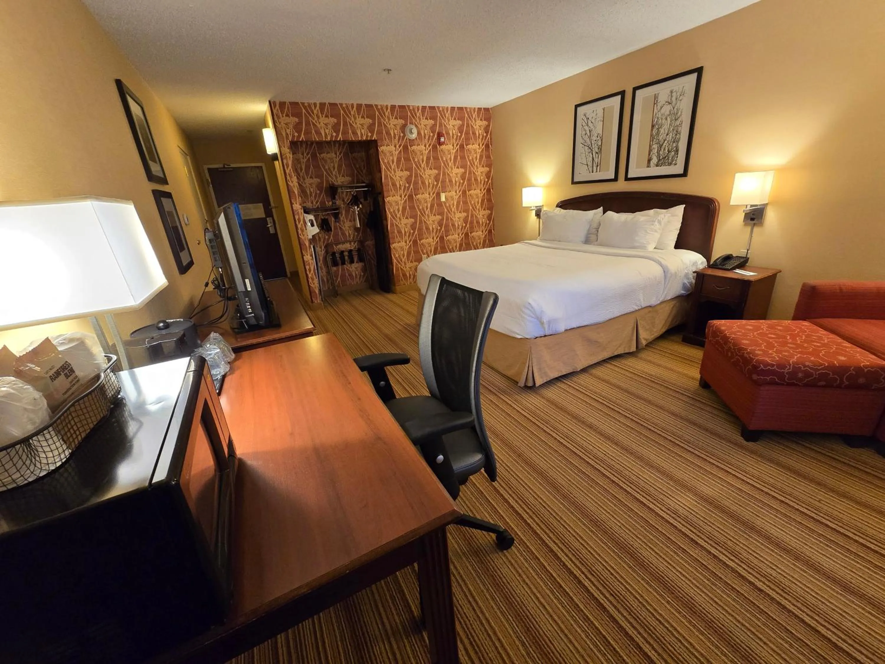 Bed in Country Inn & Suites by Radisson, Convention Center