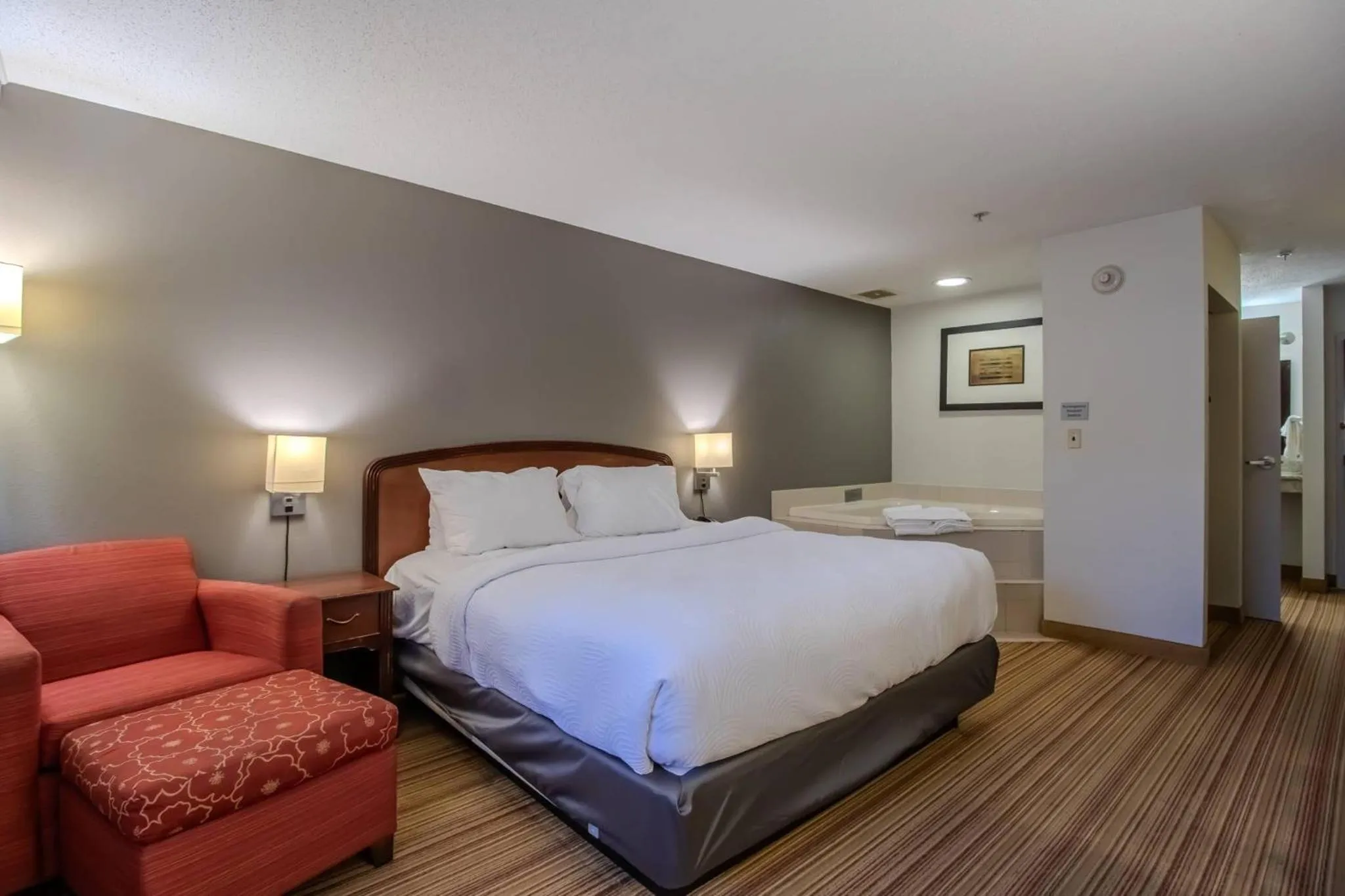 Bedroom, Bed in Country Inn & Suites by Radisson, Convention Center