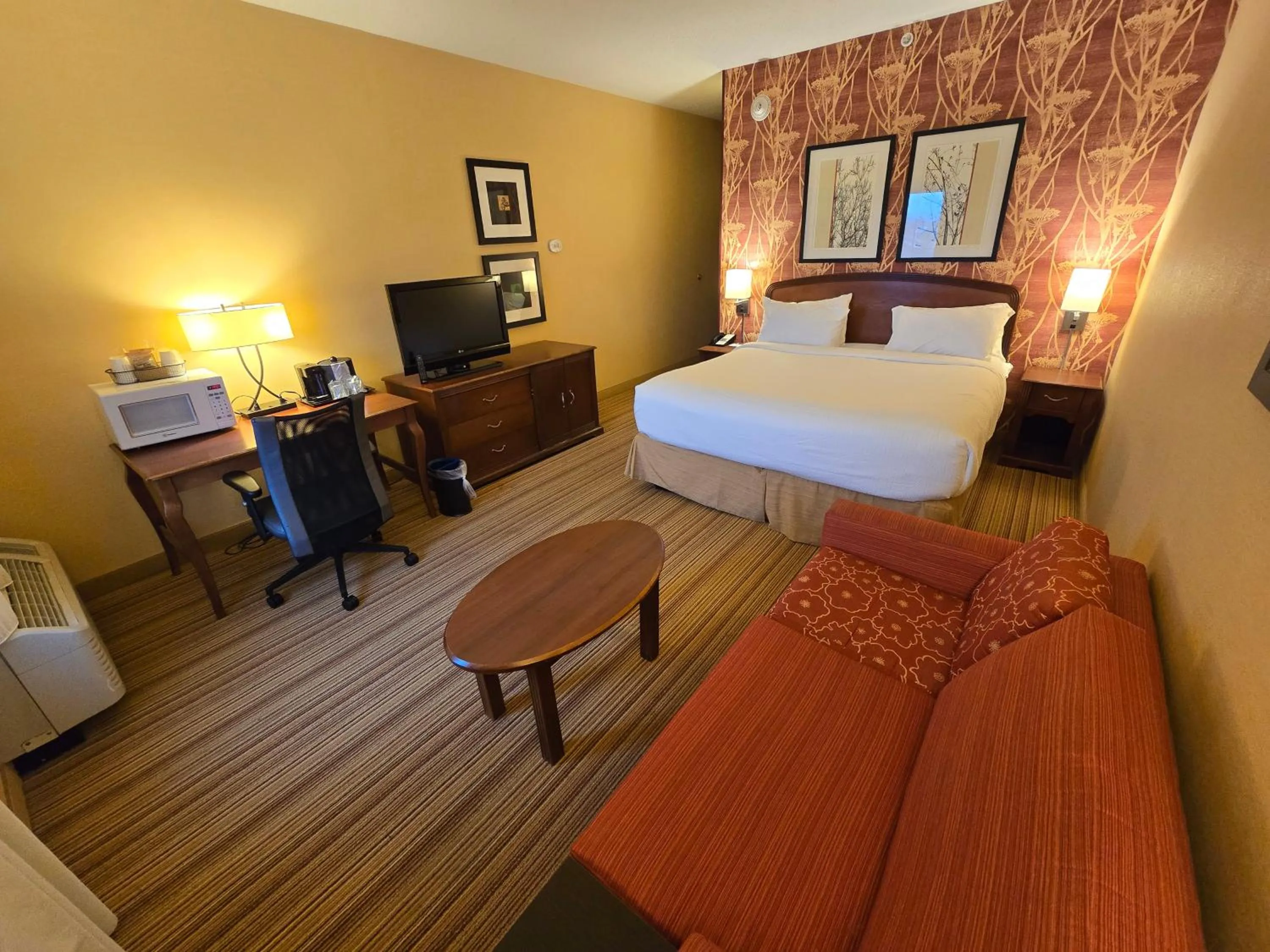 TV and multimedia, Bed in Country Inn & Suites by Radisson, Convention Center