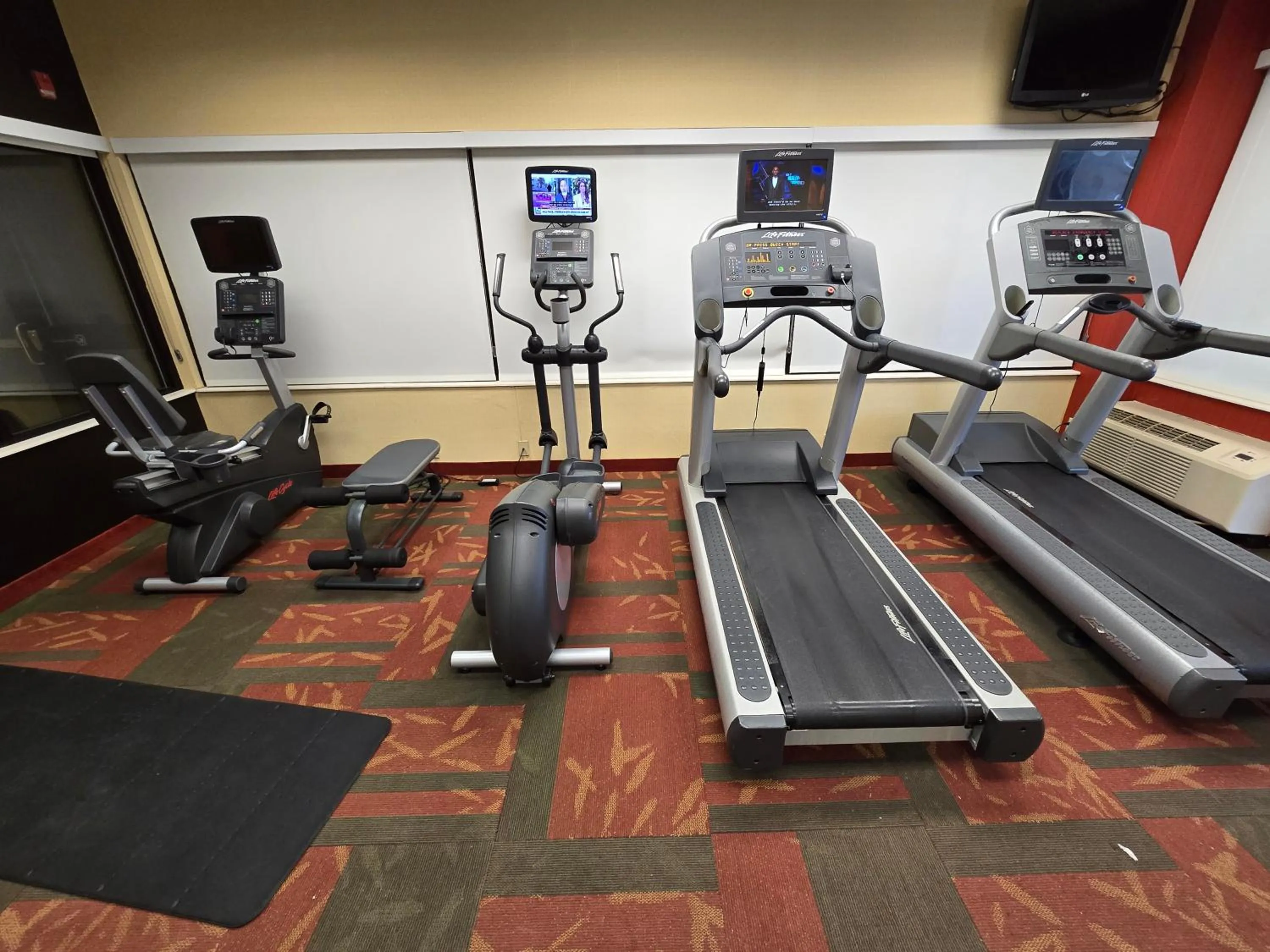 Fitness centre/facilities in Country Inn & Suites by Radisson, Convention Center
