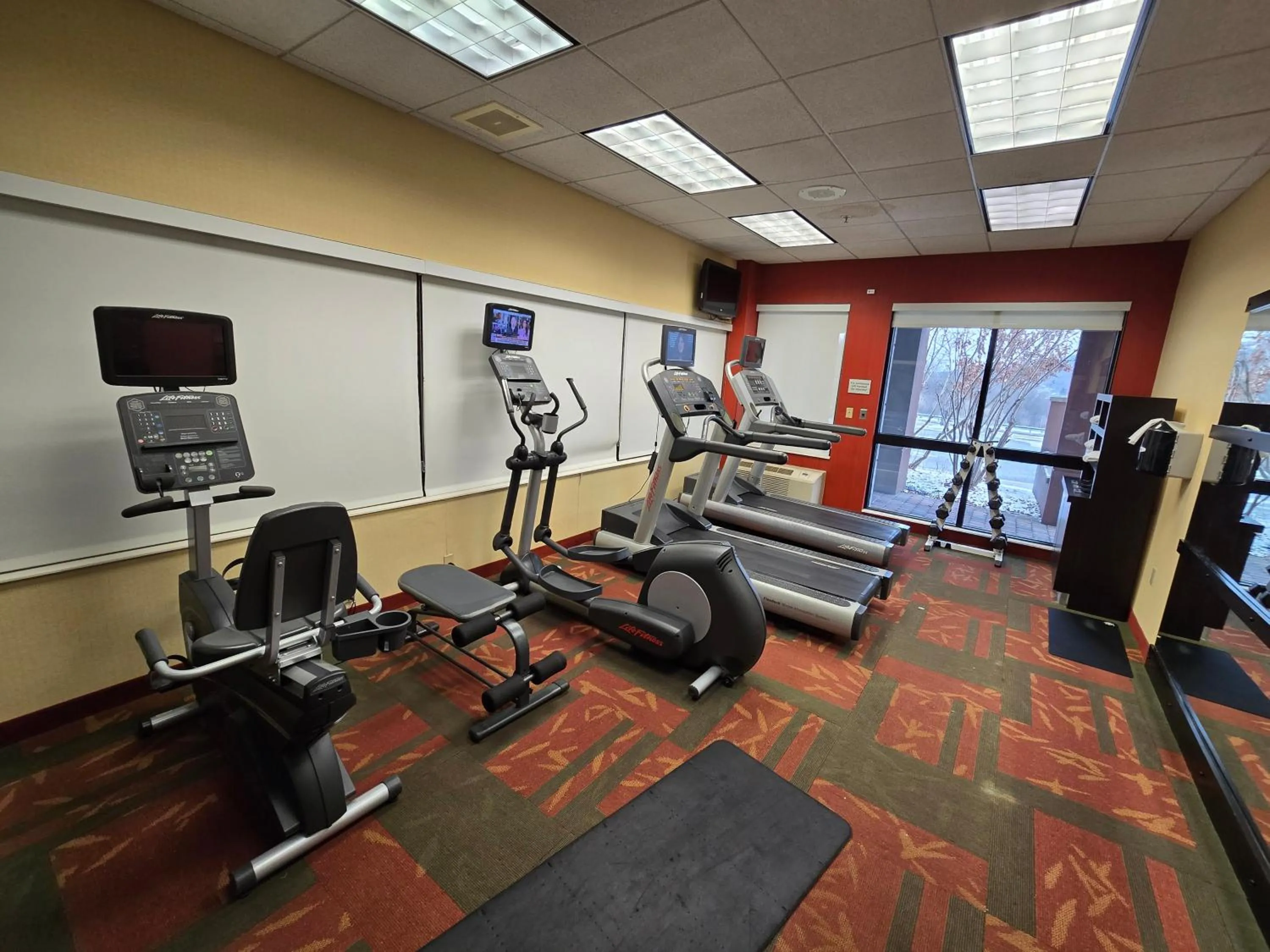 Fitness centre/facilities in Country Inn & Suites by Radisson, Convention Center