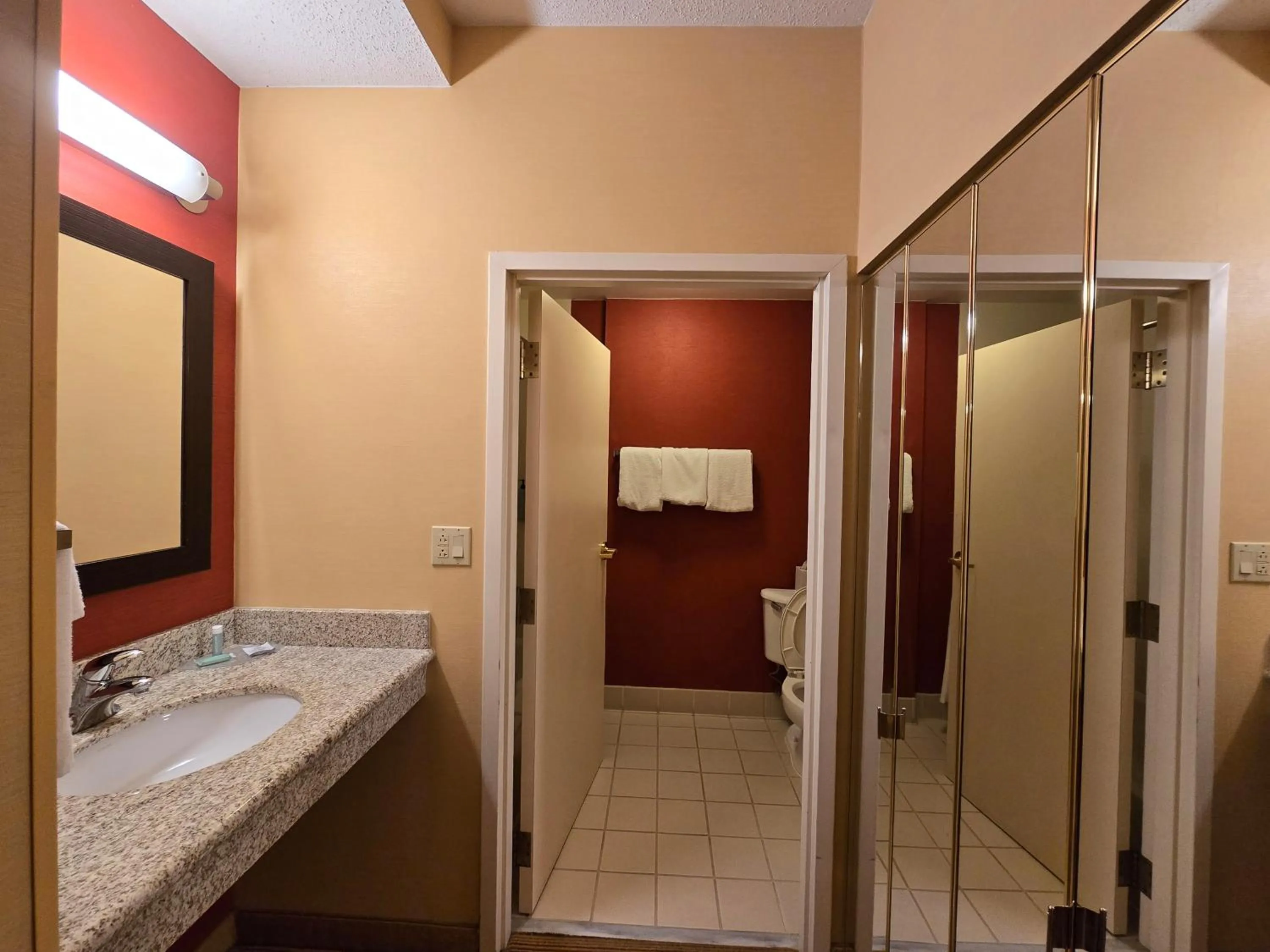 Bathroom in Country Inn & Suites by Radisson, Convention Center