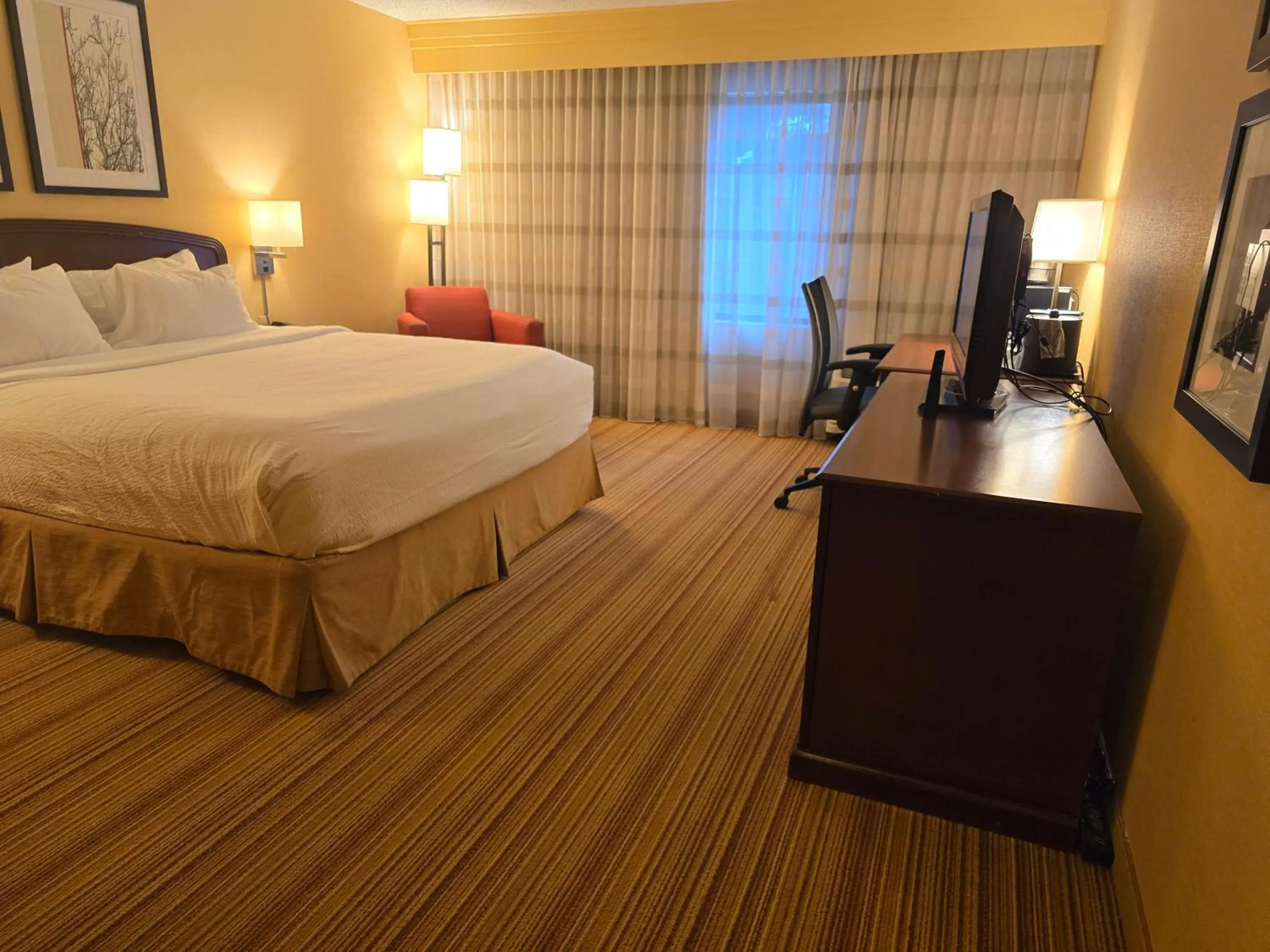 Bed in Country Inn & Suites by Radisson, Convention Center