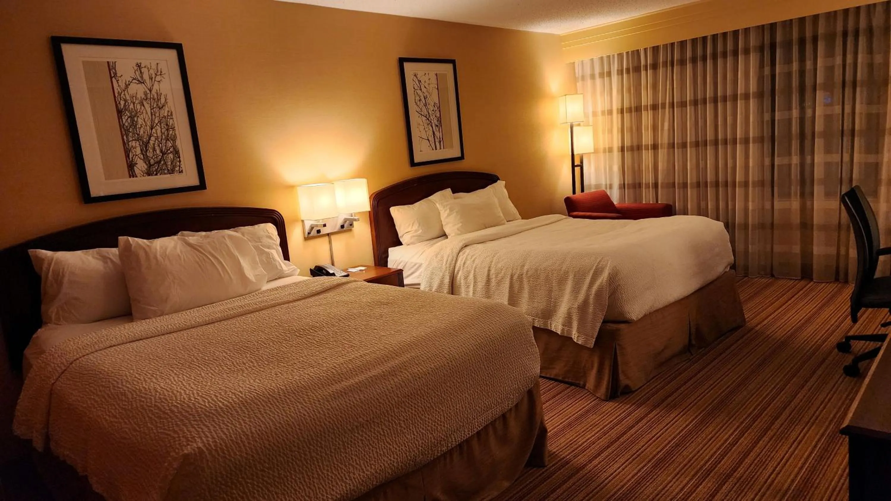 Bed in Country Inn & Suites by Radisson, Convention Center