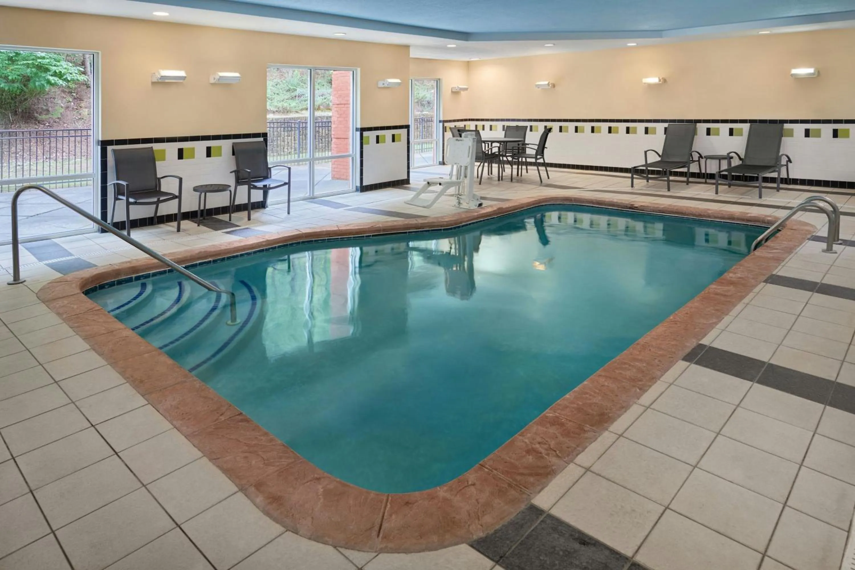Swimming pool in Fairfield Inn & Suites Cartersville