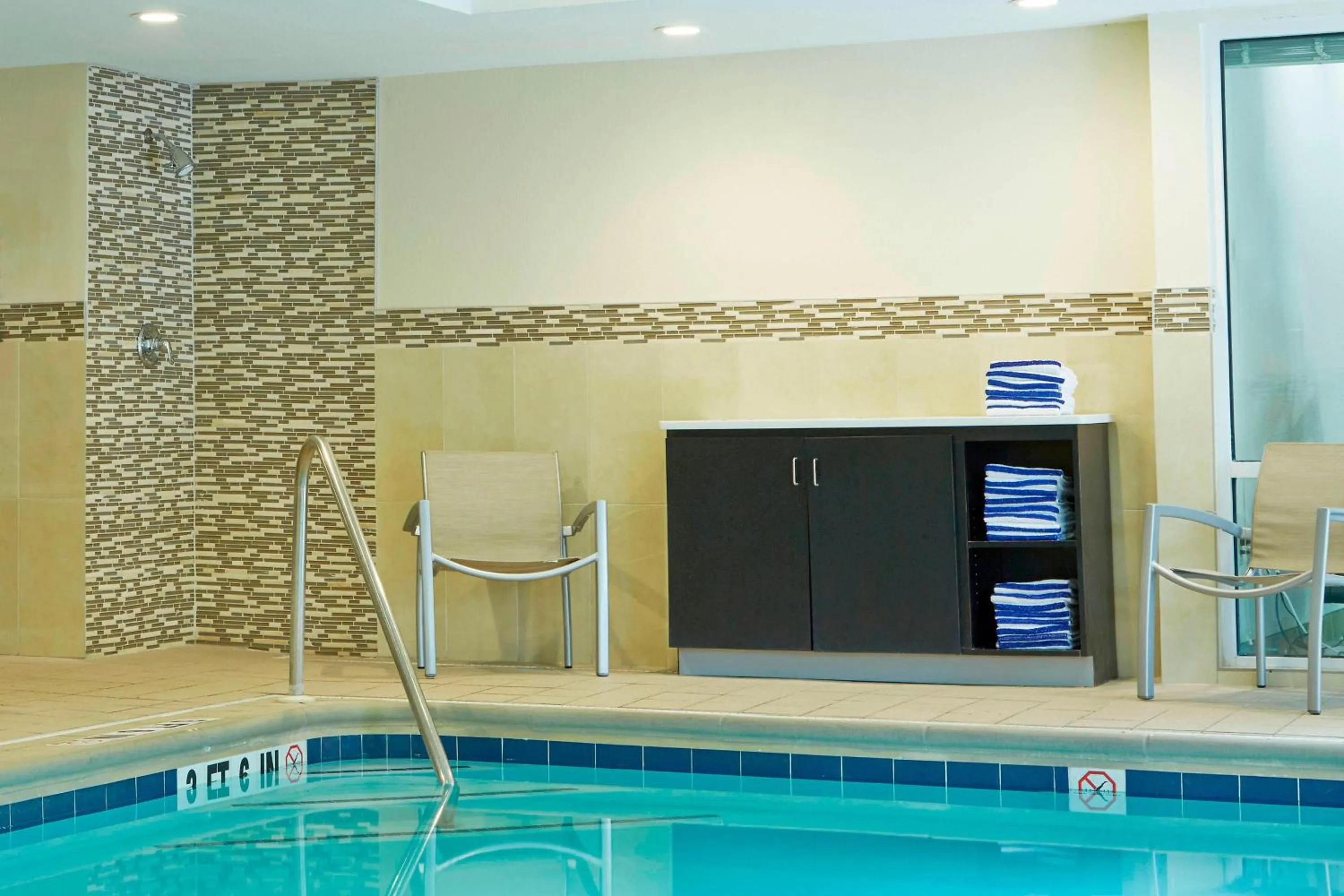 Swimming pool in SpringHill Suites by Marriott Atlanta Six Flags
