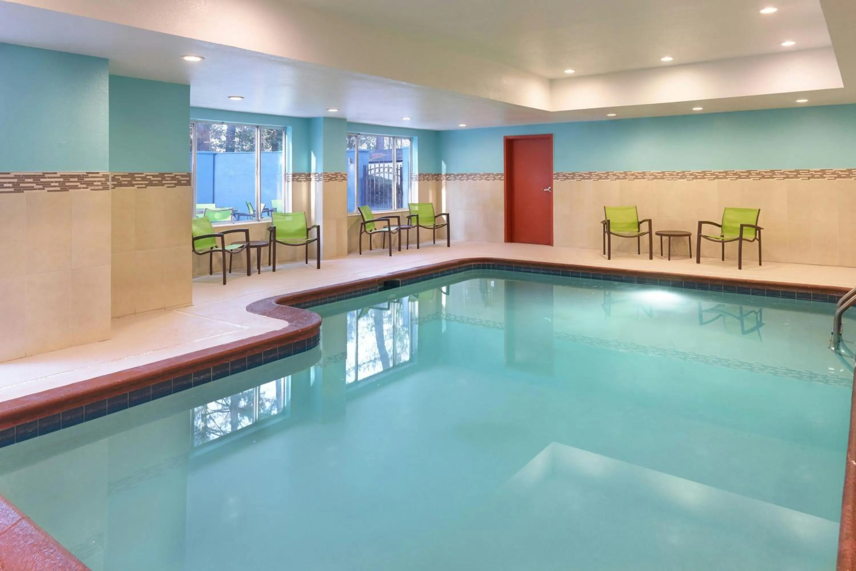 Swimming pool in SpringHill Suites by Marriott Atlanta Six Flags