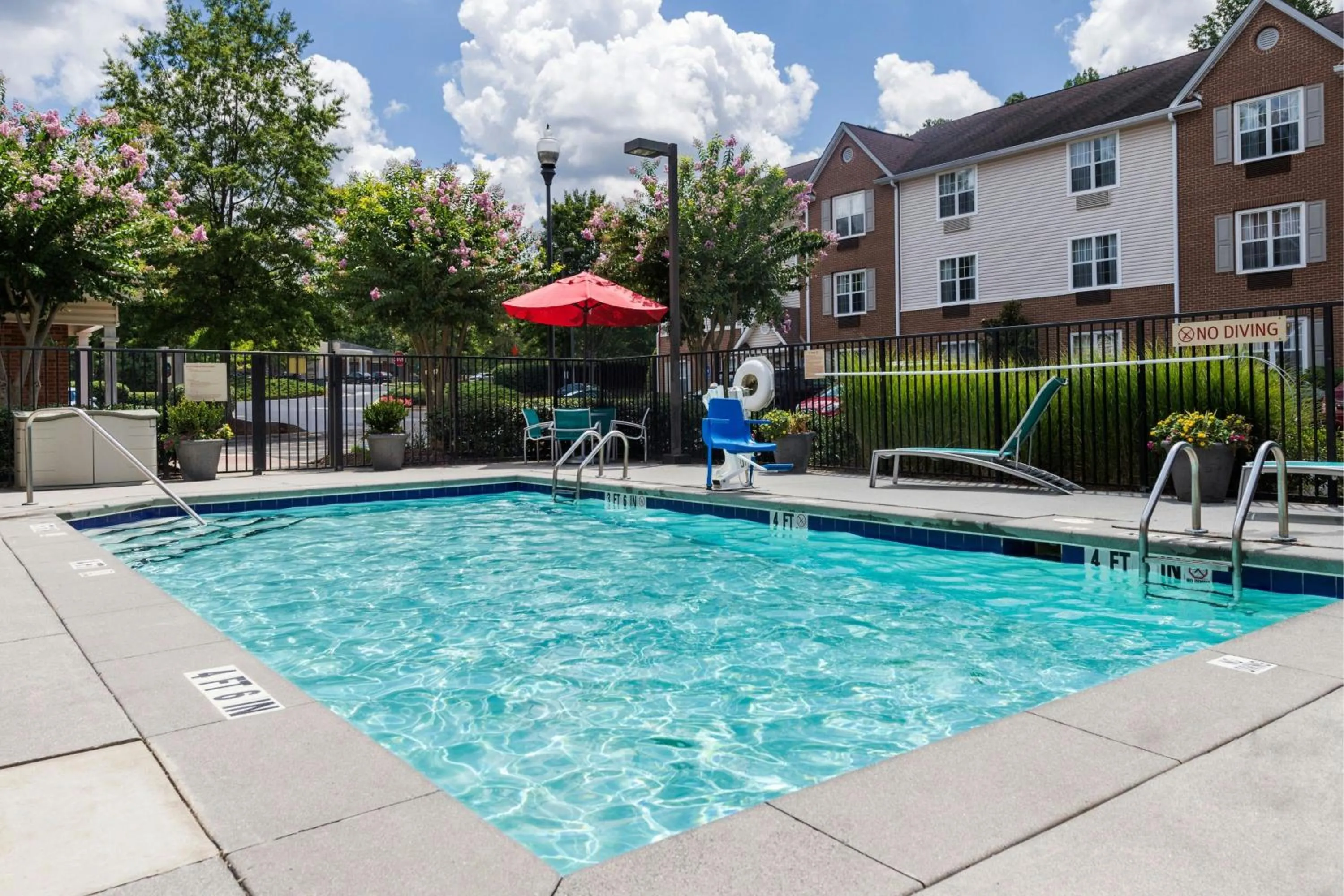 Swimming pool in TownePlace Suites by Marriott Atlanta Kennesaw