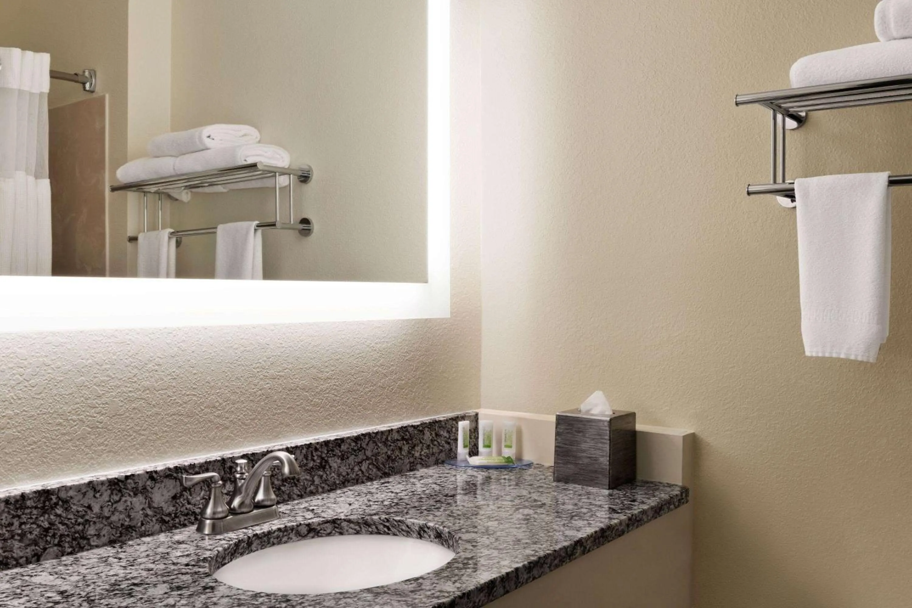 TV and multimedia in Wingate by Wyndham Appleton