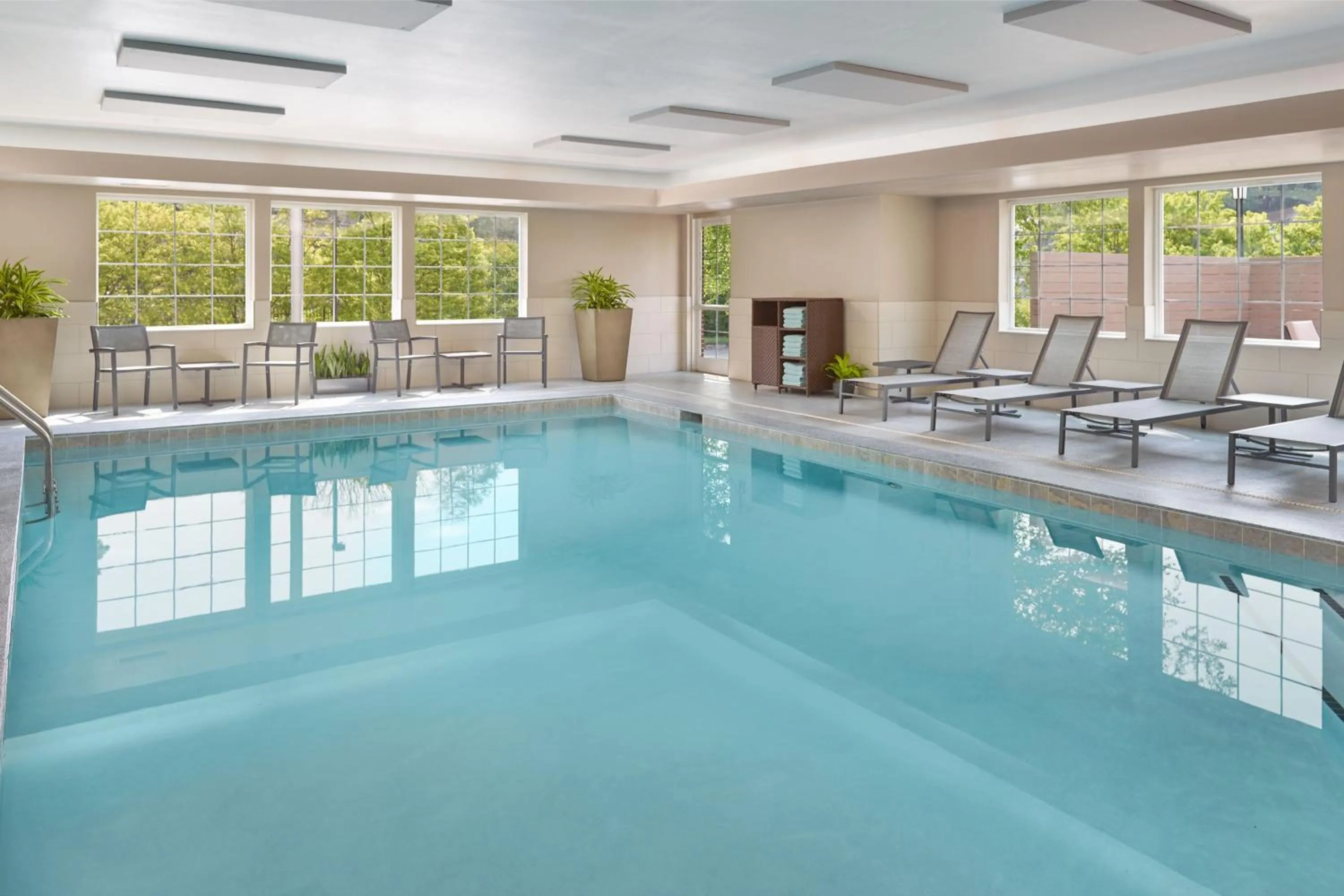 Swimming pool in Residence Inn Asheville Biltmore