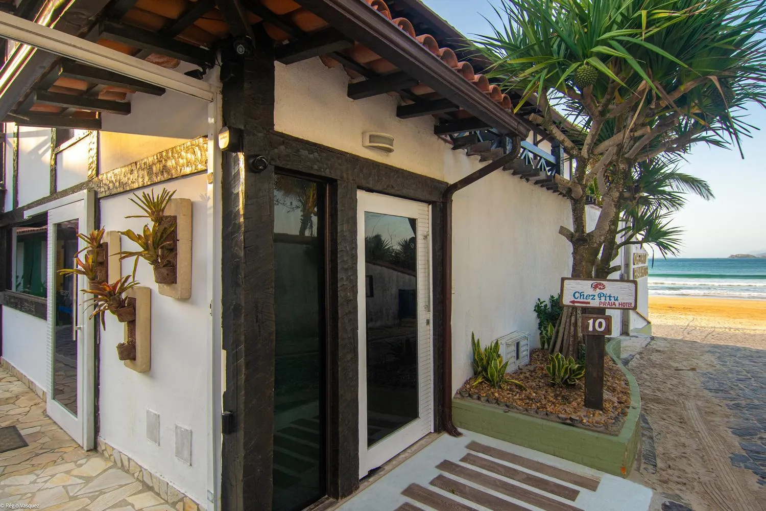 Property building in Chez Pitu Praia Hotel