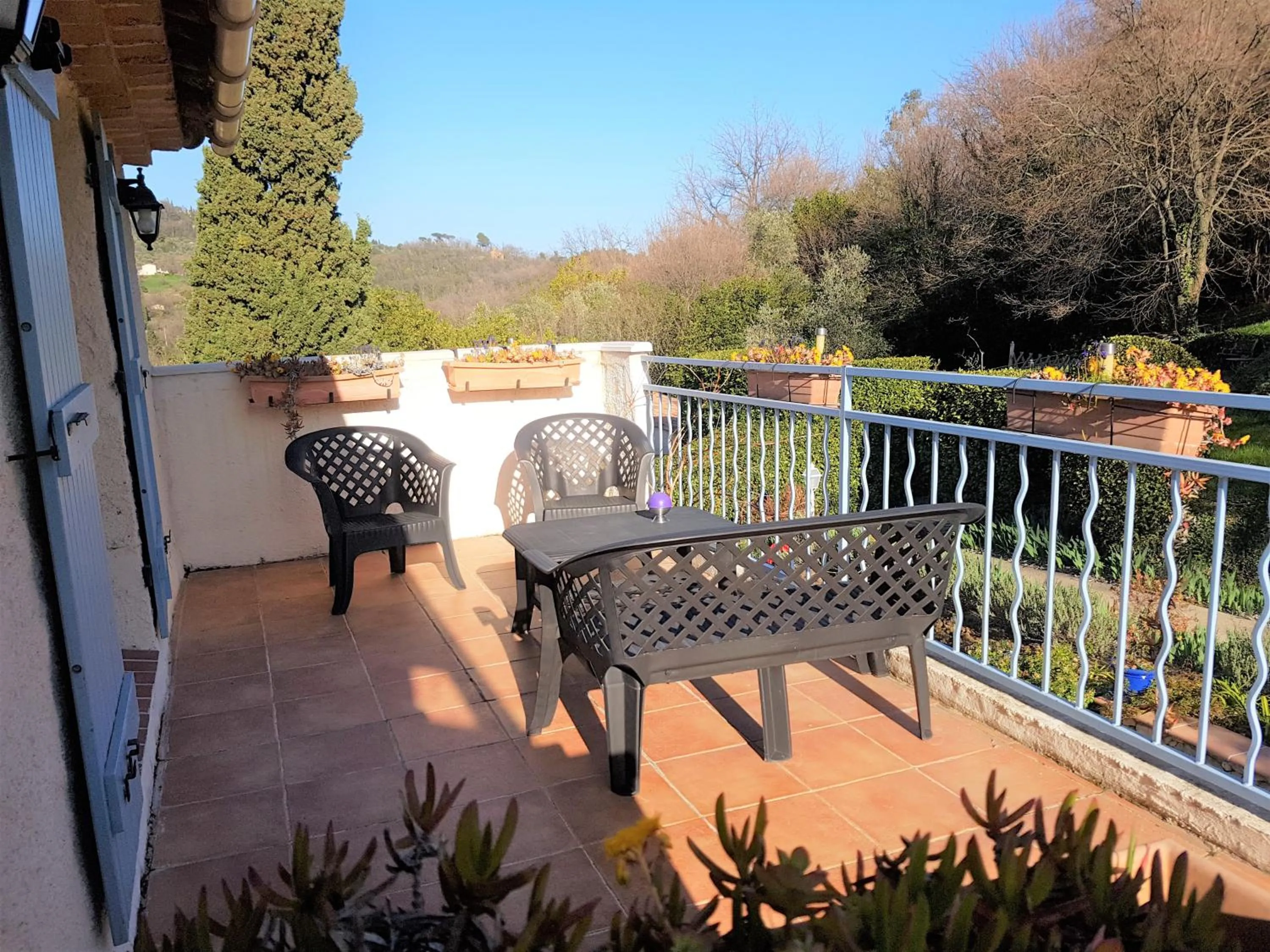 Patio in B&B with charm, quiet, kitchen, sw pool.