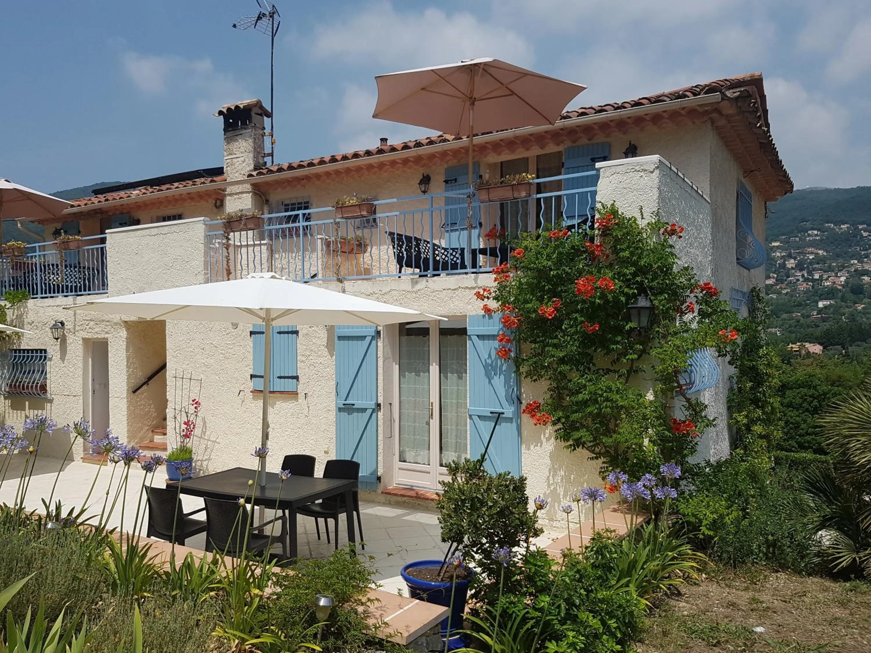 Patio in B&B with charm, quiet, kitchen, sw pool.
