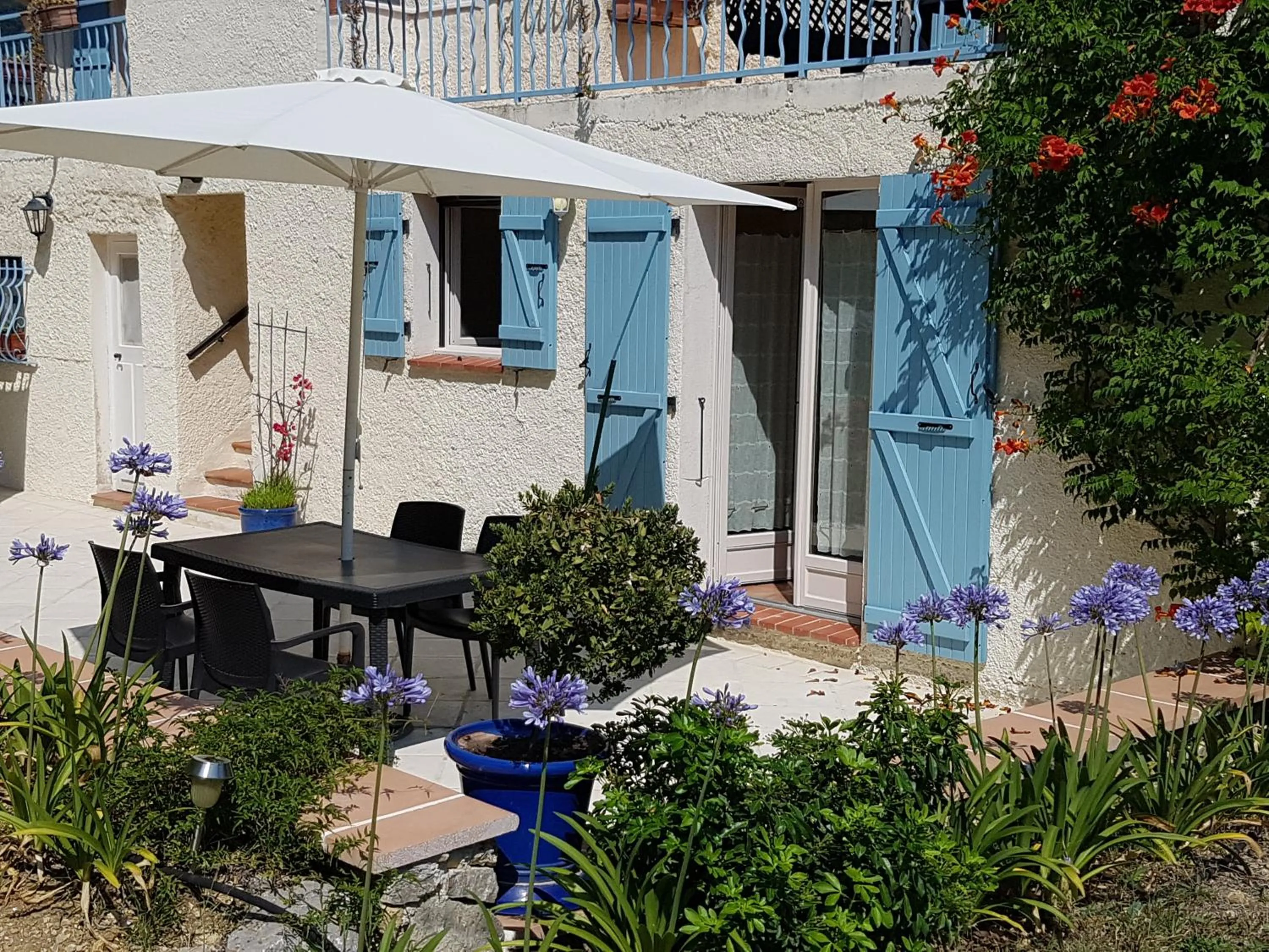 Patio in B&B with charm, quiet, kitchen, sw pool.