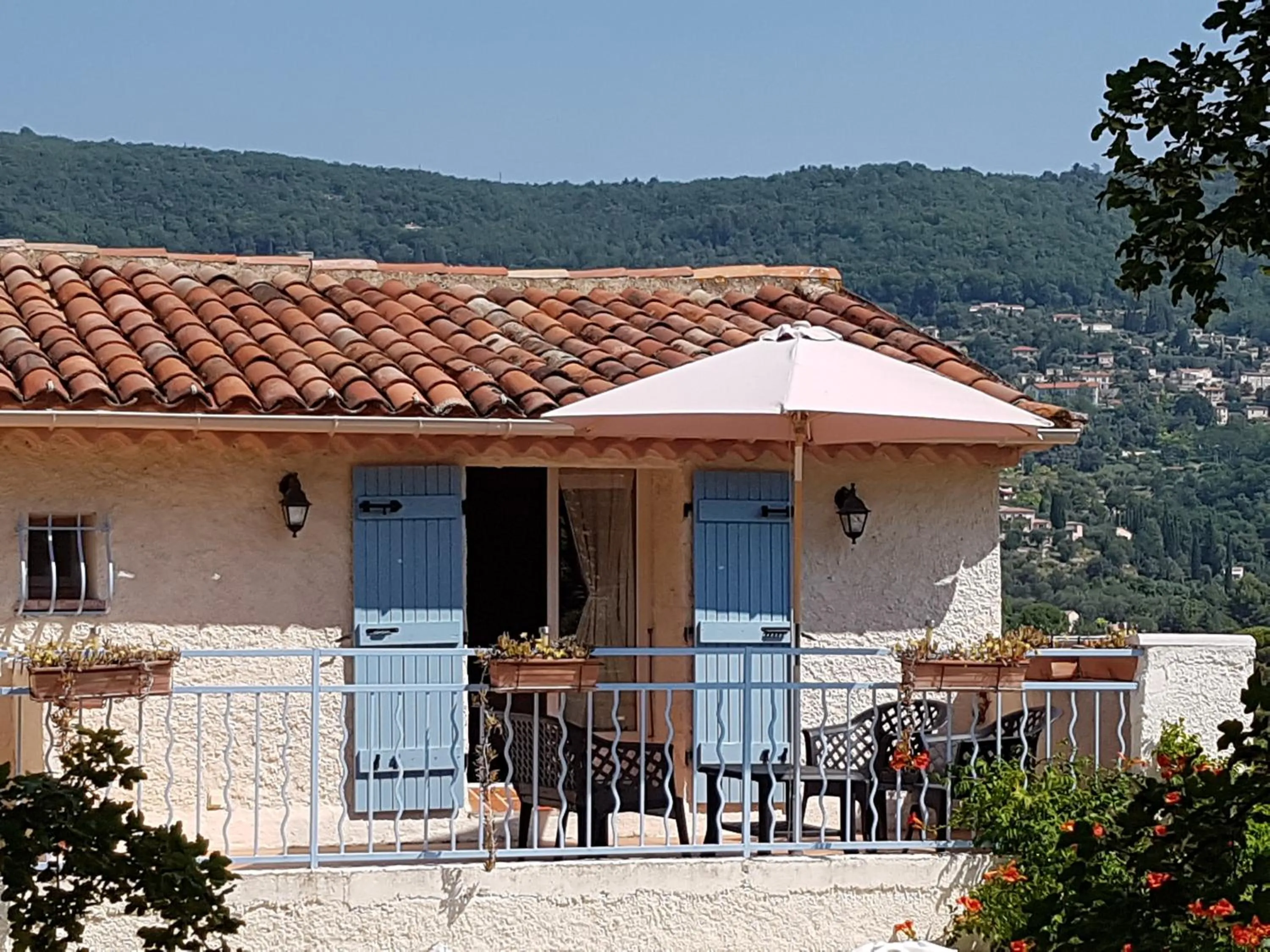 Patio in B&B with charm, quiet, kitchen, sw pool.