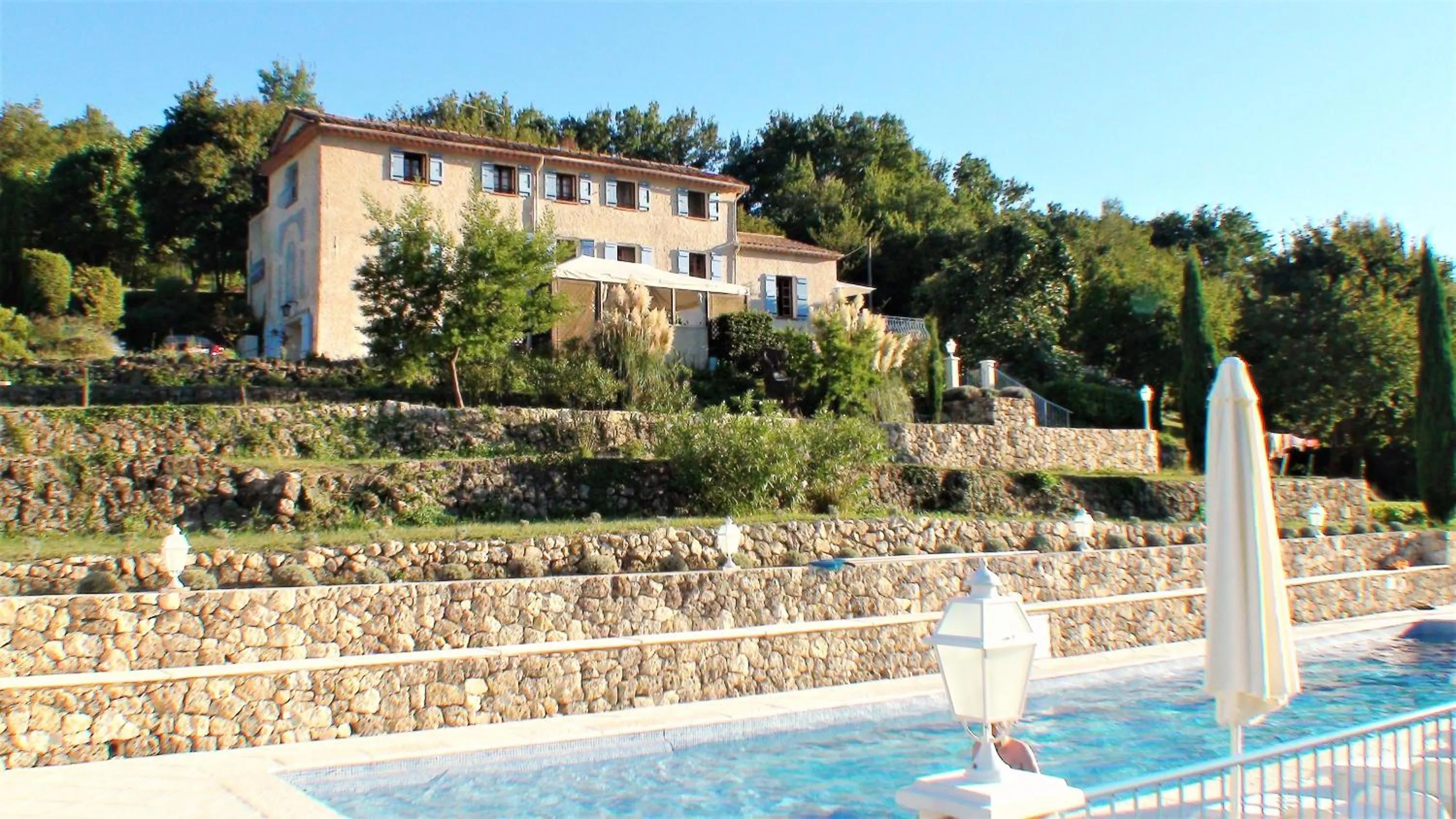 Patio in B&B with charm, quiet, kitchen, sw pool.