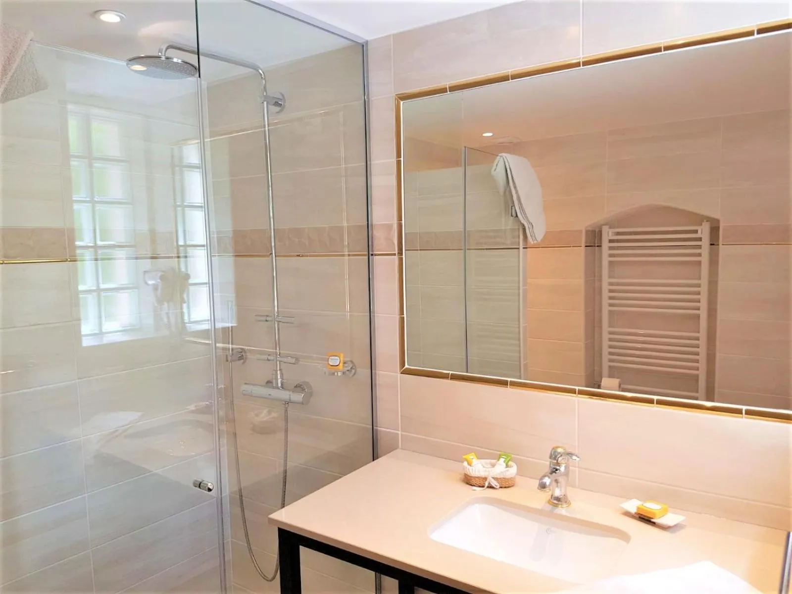 Bathroom in B&B with charm, quiet, kitchen, sw pool.