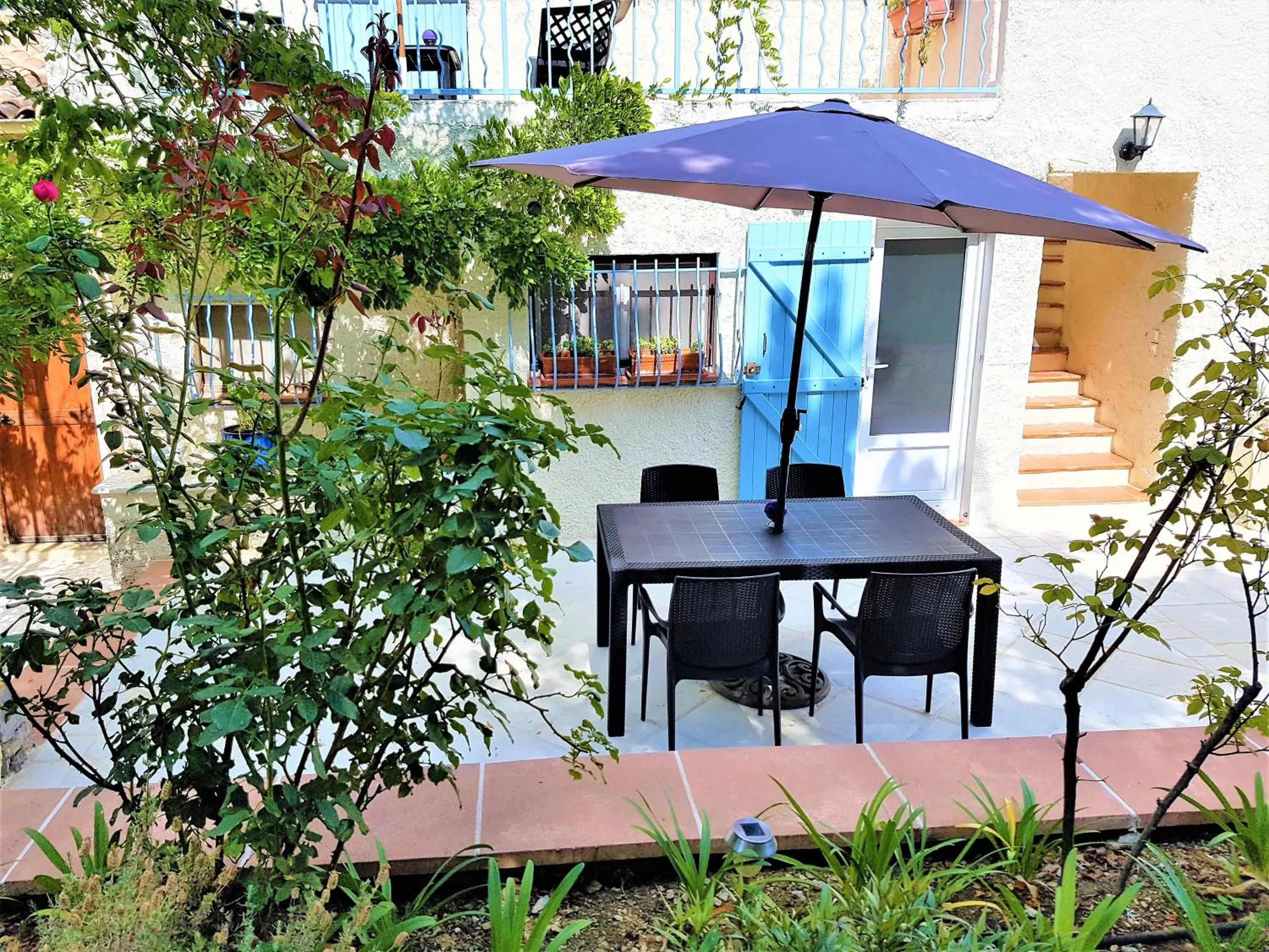 B&B with charm, quiet, kitchen, sw pool.