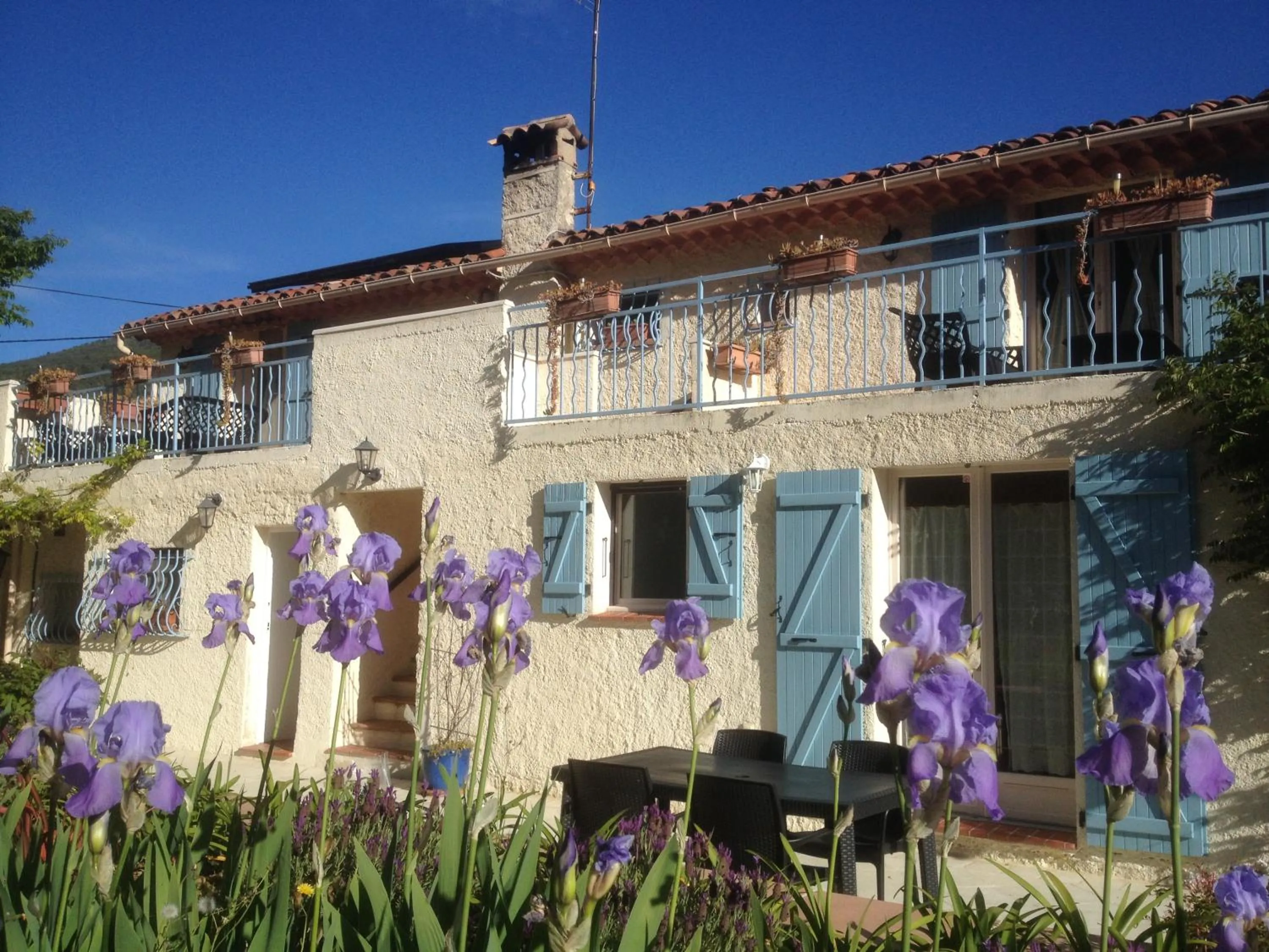 Patio in B&B with charm, quiet, kitchen, sw pool.
