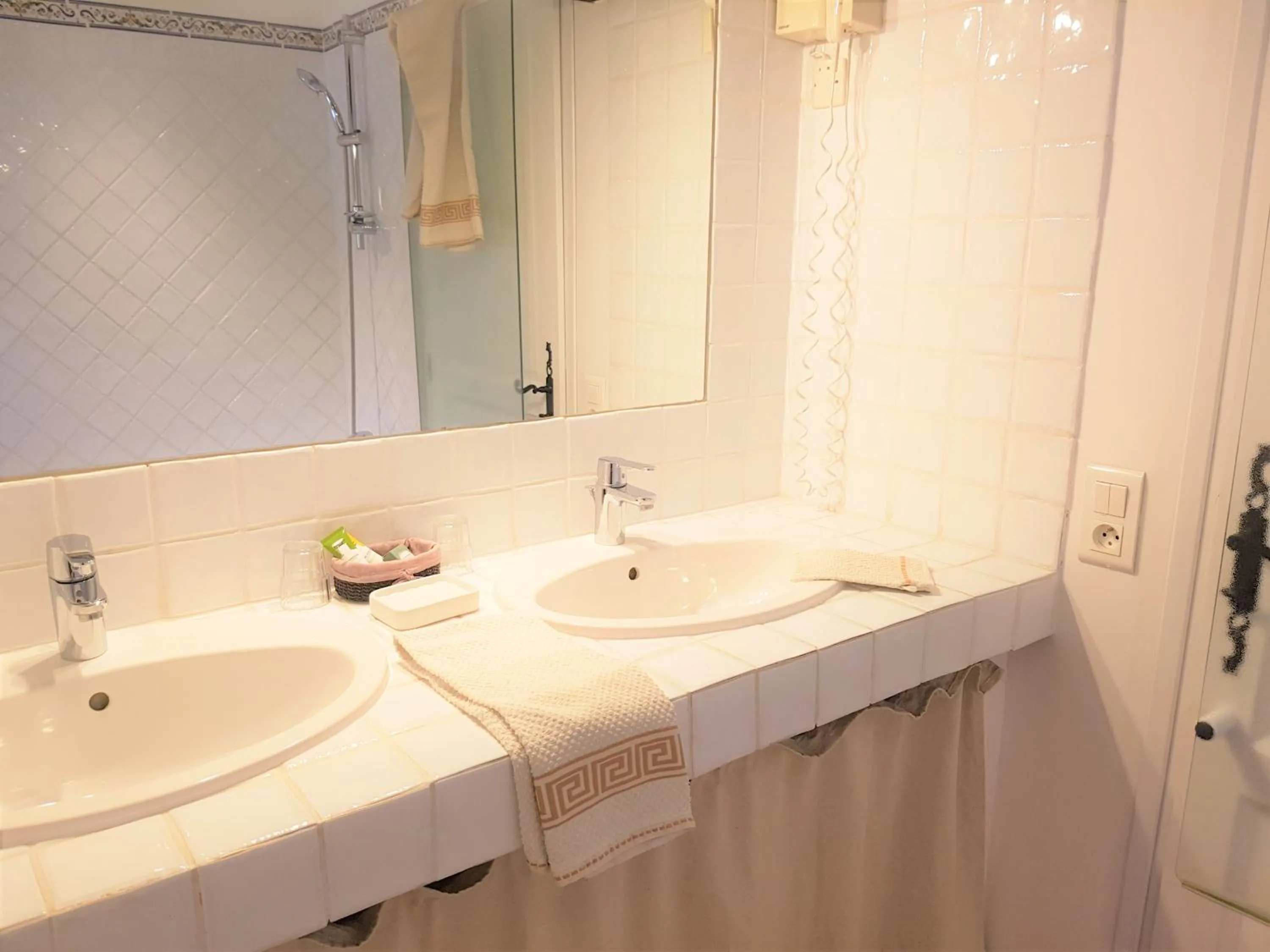 Bathroom in B&B with charm, quiet, kitchen, sw pool.