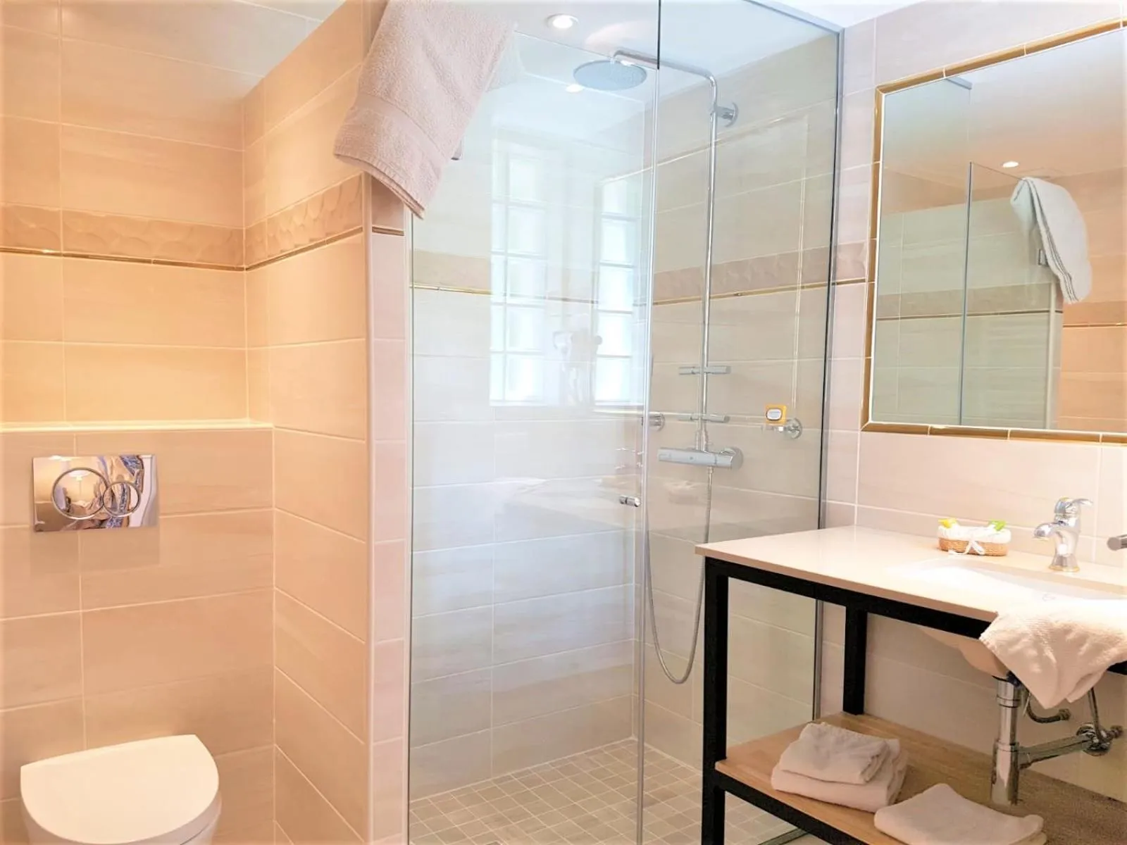 Bathroom in B&B with charm, quiet, kitchen, sw pool.